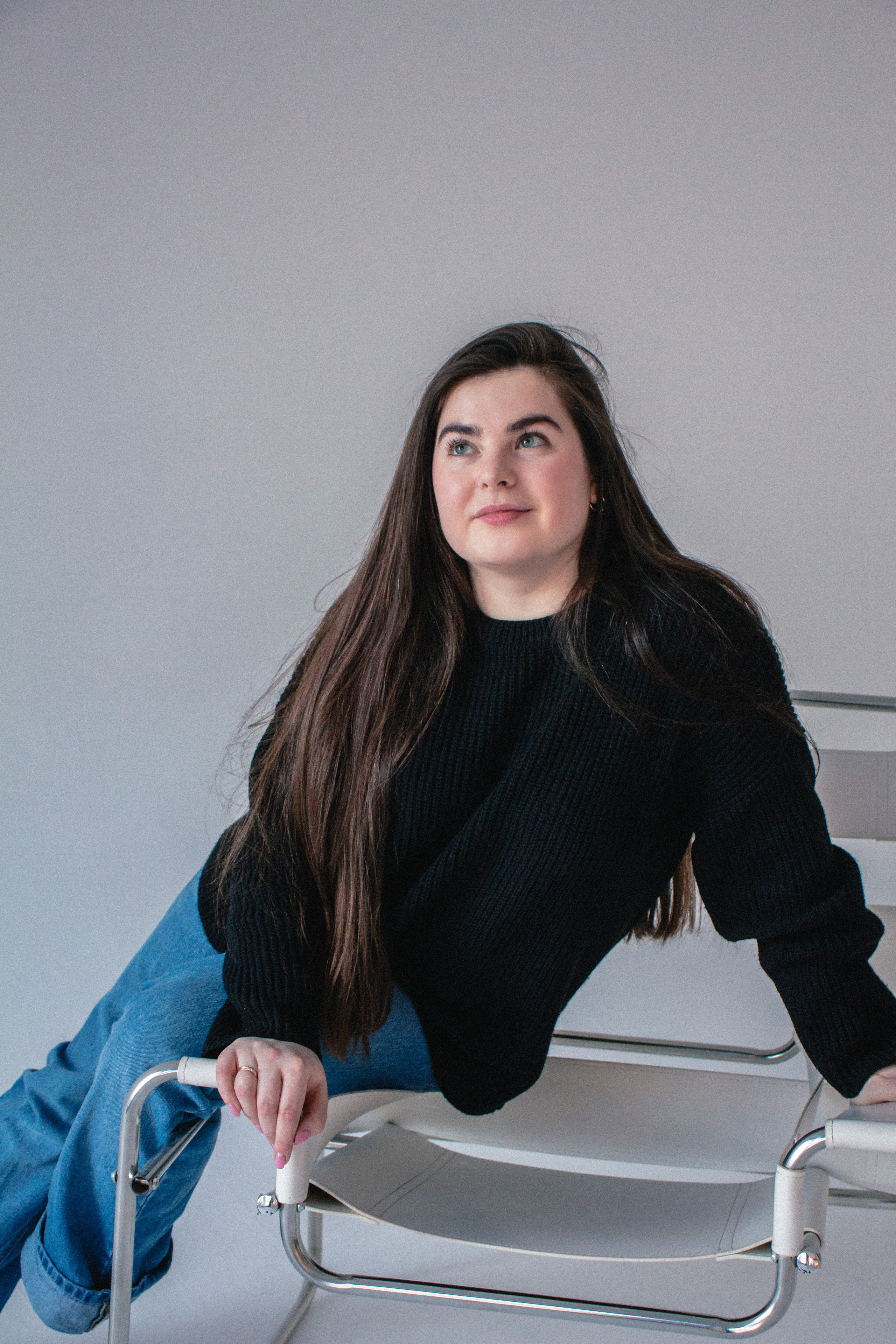 Студийный портрет девушки в минималистичном интерьере на циклораме