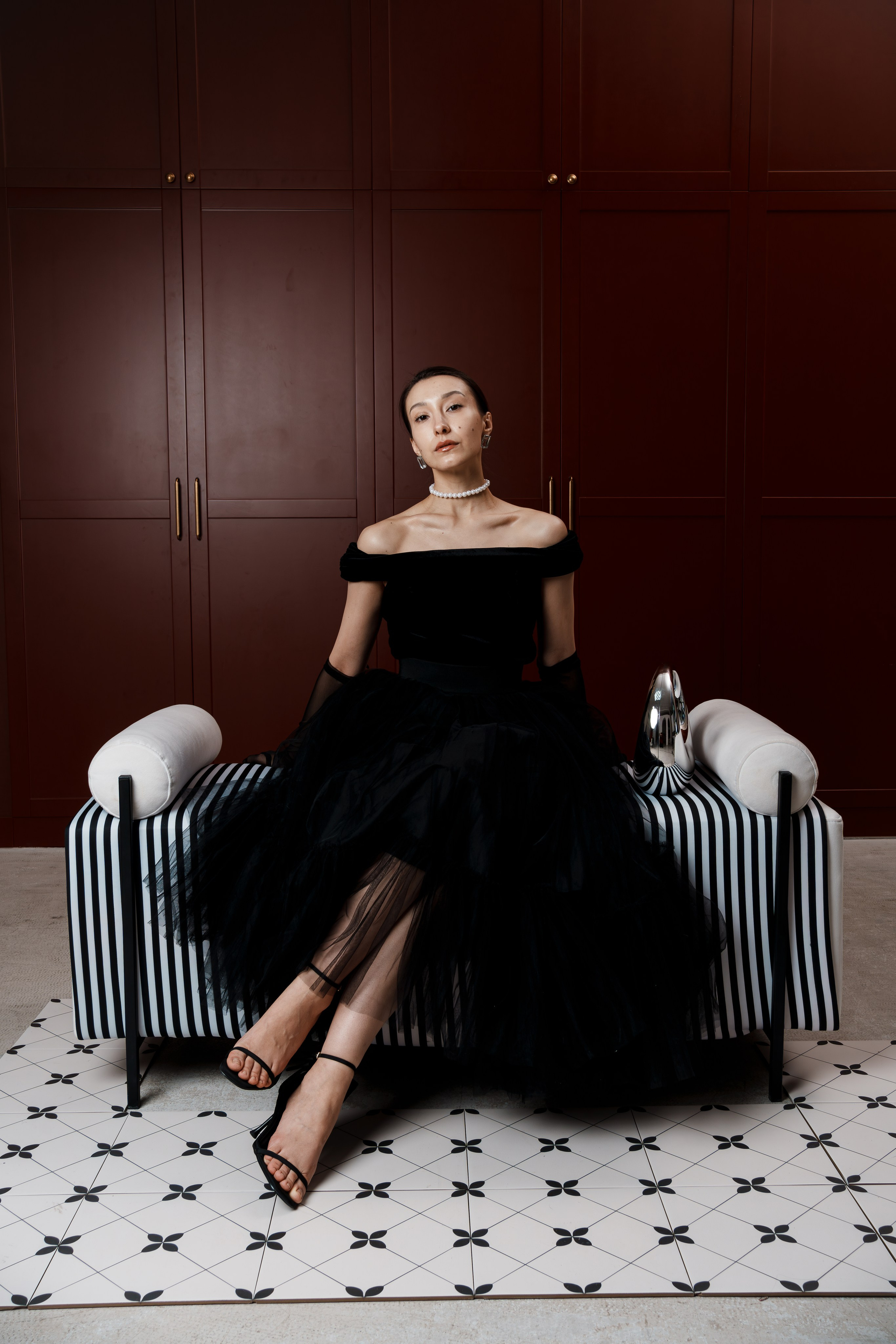 Молодая привлекательная девушка в белом пиджаке.