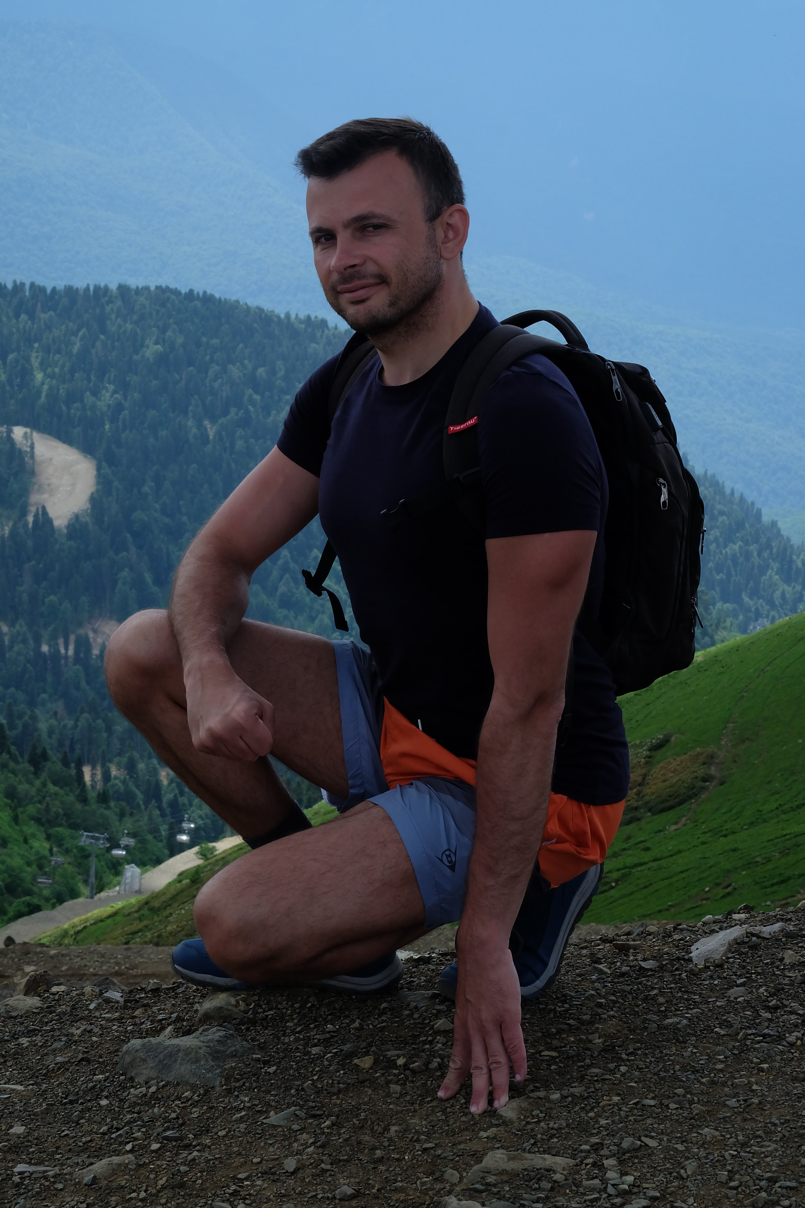 Финансовый тренер Данил Макаренко на отдыхе во время путешествия в горах