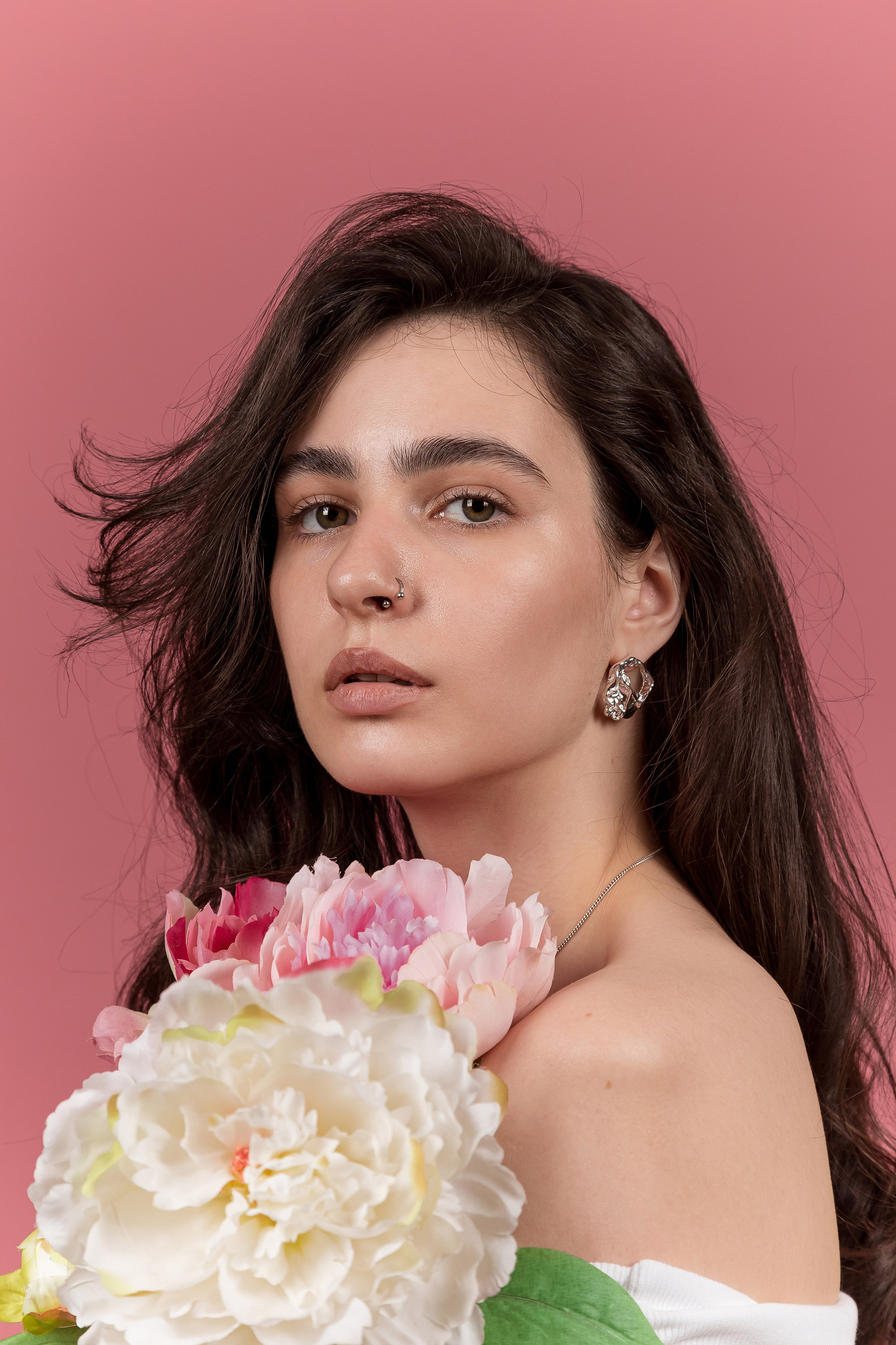 Фотостудия автопортрета Double-you в ТРЦ Агора, Сургут.  Фотостудия без фотографа. Здесь только ты, зеркало и фото. Декор с парящими цветами в фотостудии автопортрета в Сургуте в Агоре.