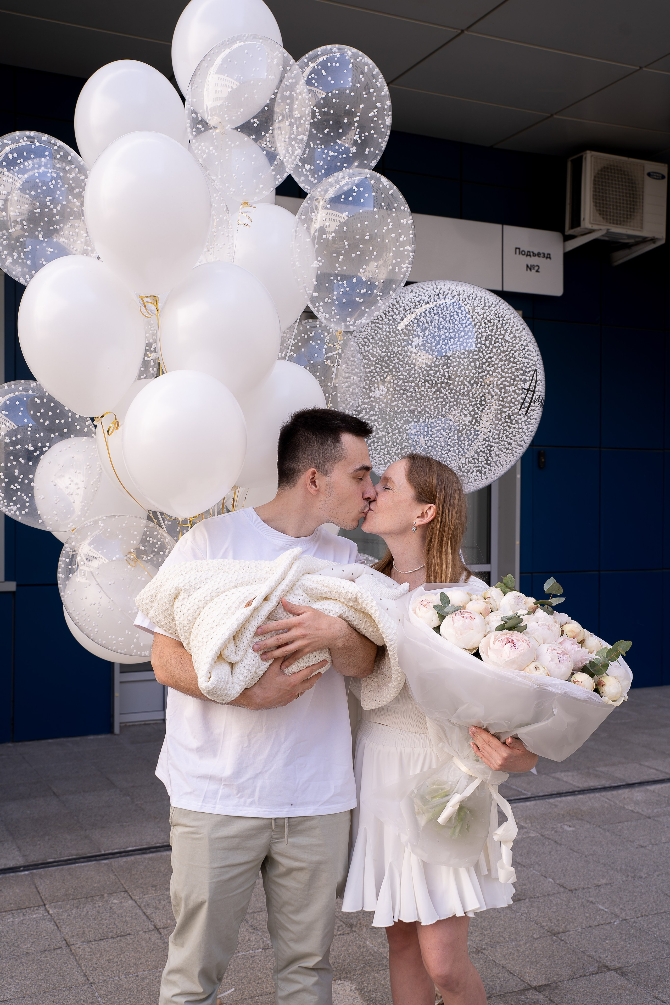 фото выписки. съемка выписки в москве. видео выписки. роддом. фото с роддома.  Москва. ФОТОСЪЕМКА БЕРЕМЕННОСТИ В МОСКВЕ, ПОДМОСКОВЬЕ.  В СТИЛЕ ВОГ, Vogue. съемка беременности в стиле минимализм. съемка беременности в студии. Москва. Семейная съемка. Съемка дома. Съемка новорожденных. Беременность Москва. Беременность москва. 
