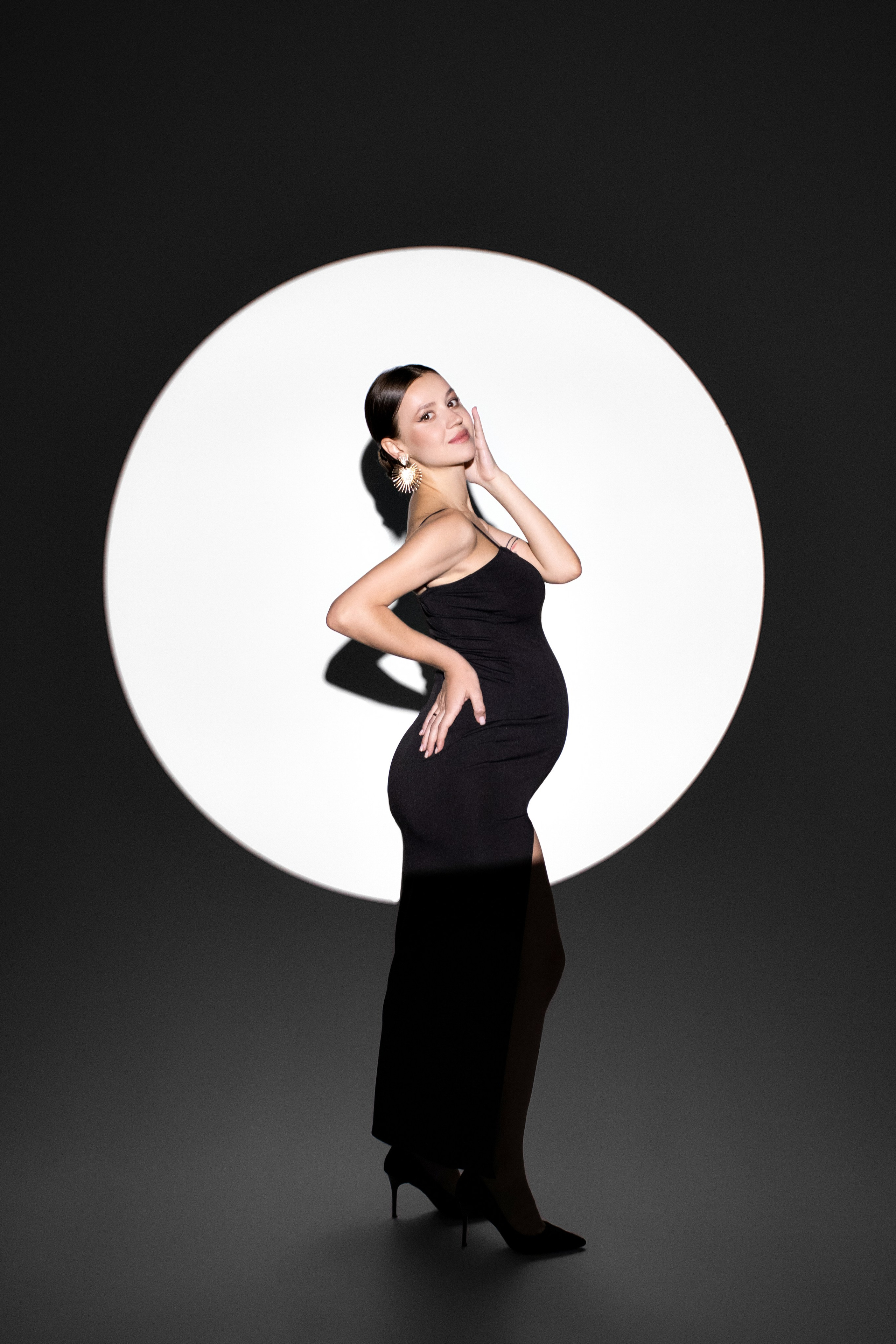 Маска Гобо на фотосессии для беременных