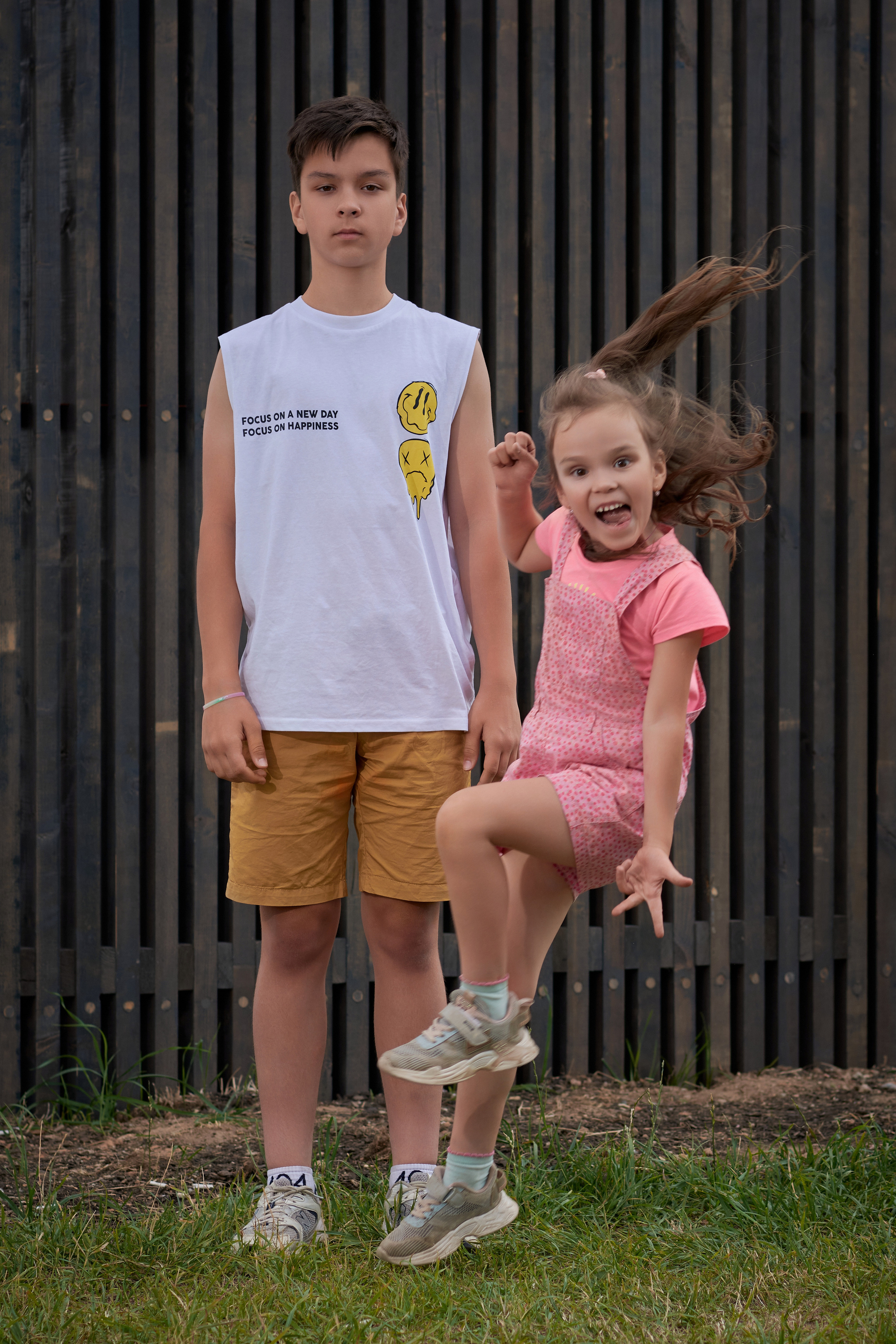 девочка прыгает перед парнем