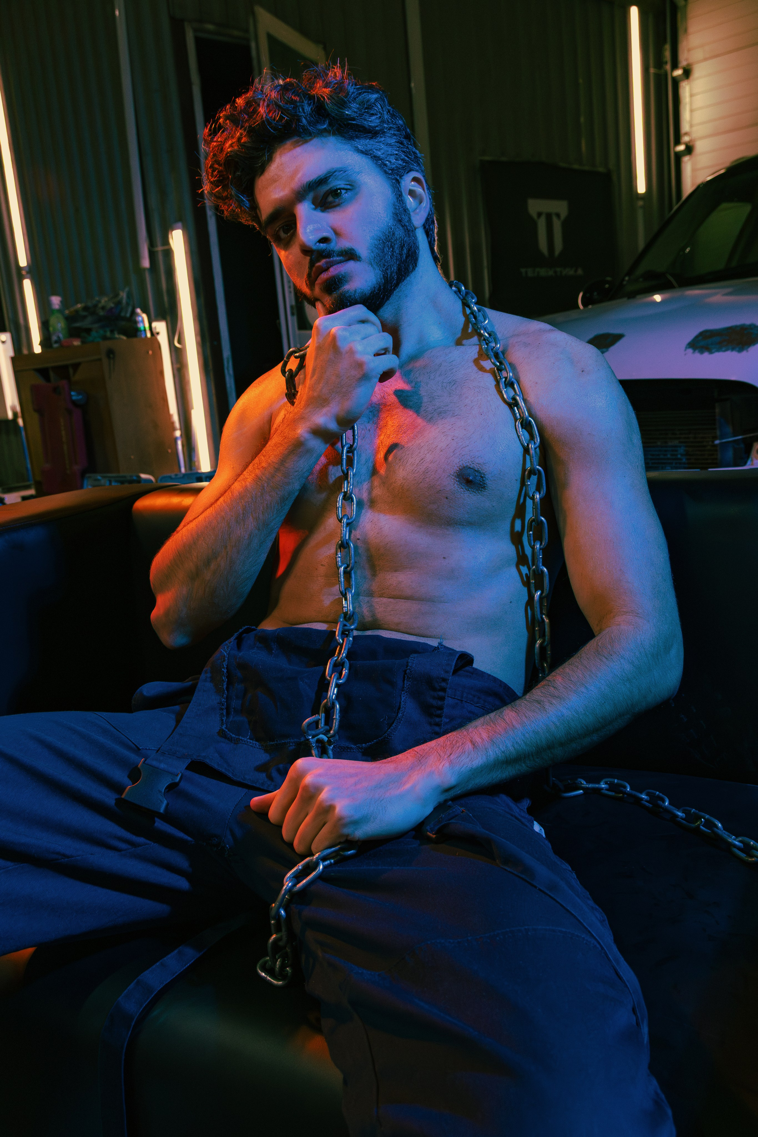 Арт-проект в стиле глянцевого журнала, где танцоры группы Sextasy превращают автосервис в площадку для демонстрации красоты тела и искусства движения.