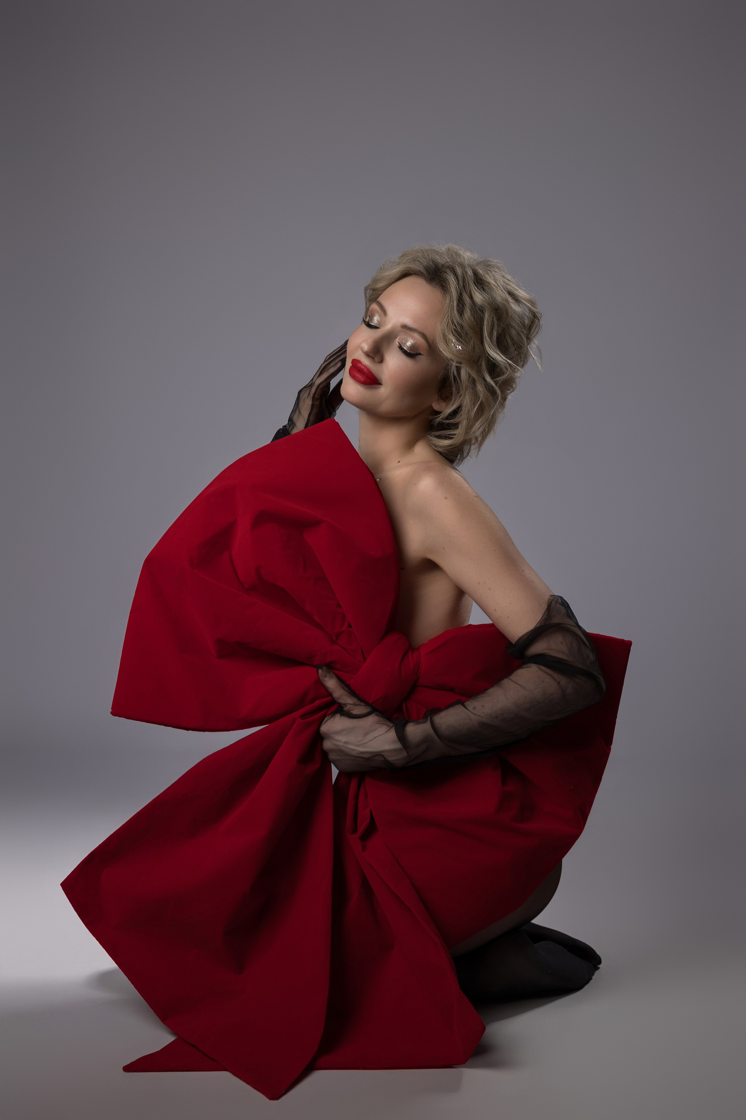 Модель Анастасия Кокшарова, фотодень «Бант», студия IRBIS — гламурный портрет с красным бантом