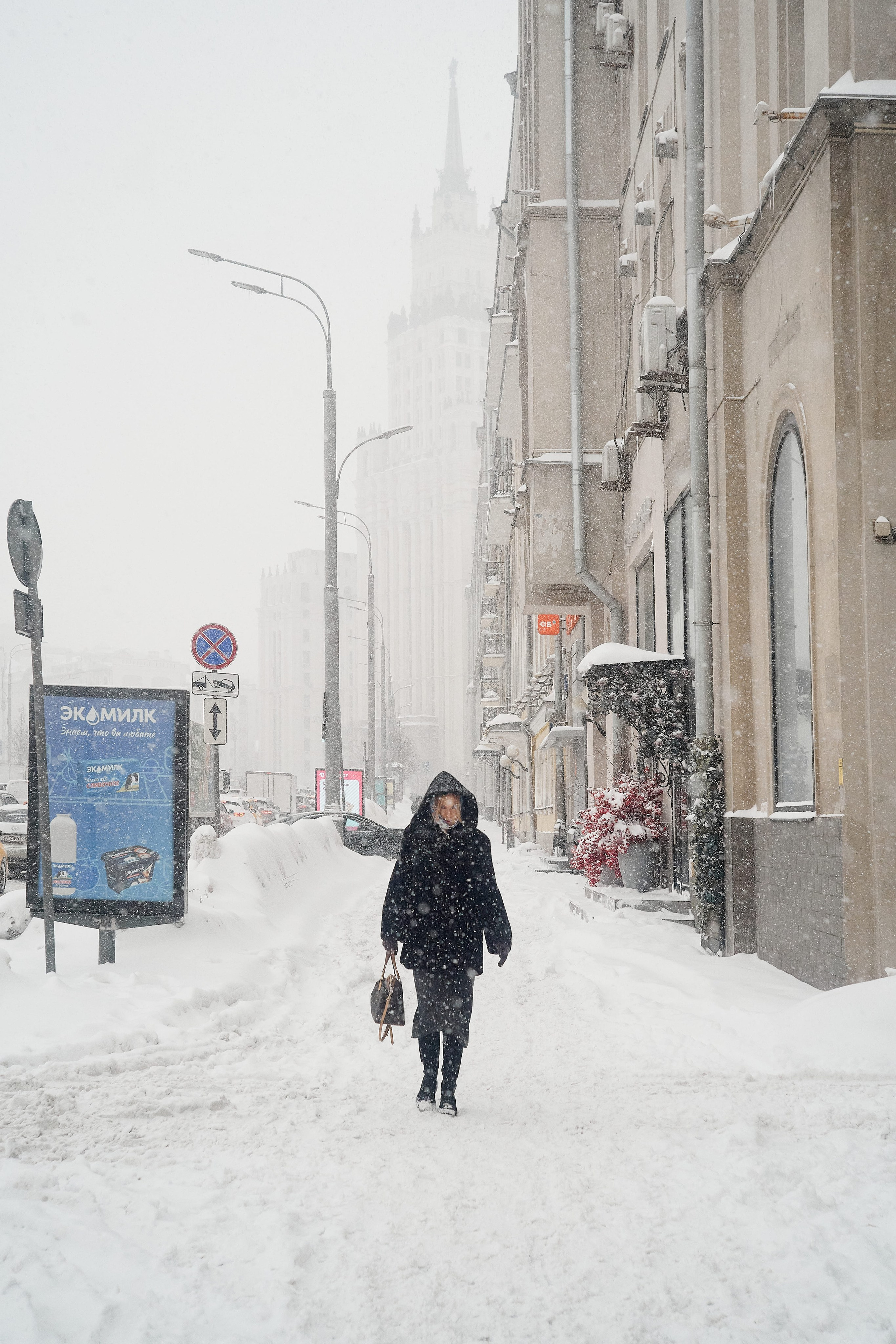 Тротуары Москвы засыпаны снегом.