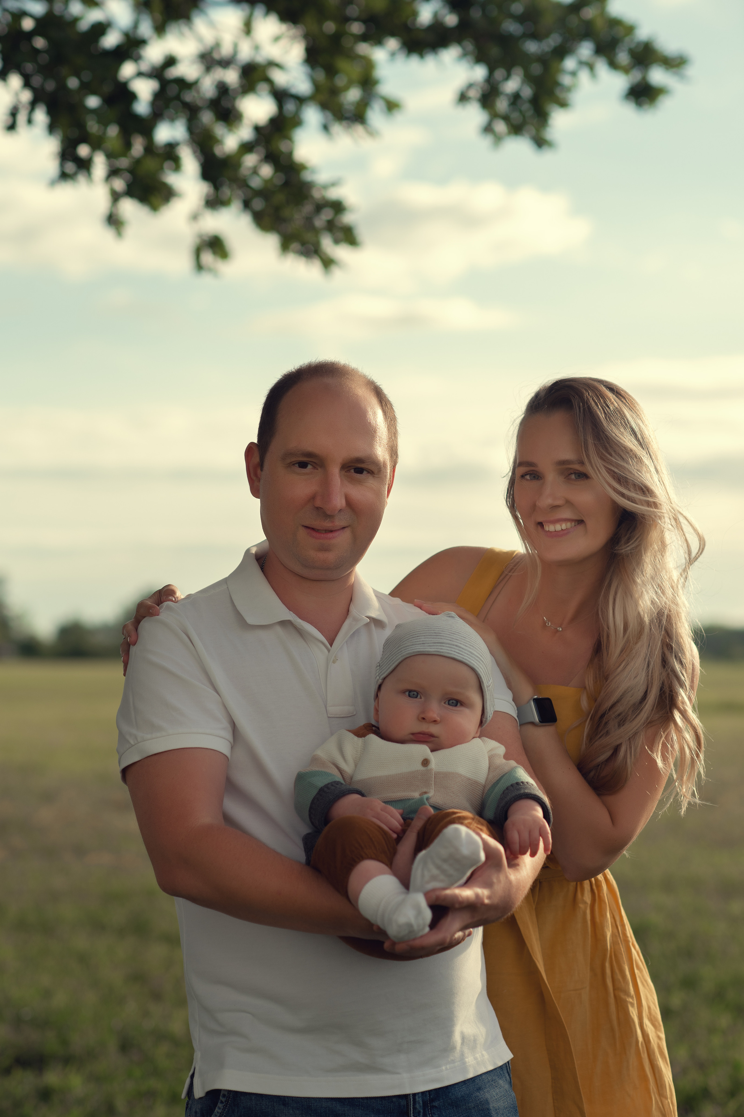 Семейный портрет с младенцем на природе. Марина Скибо Детский и семейный фотограф.