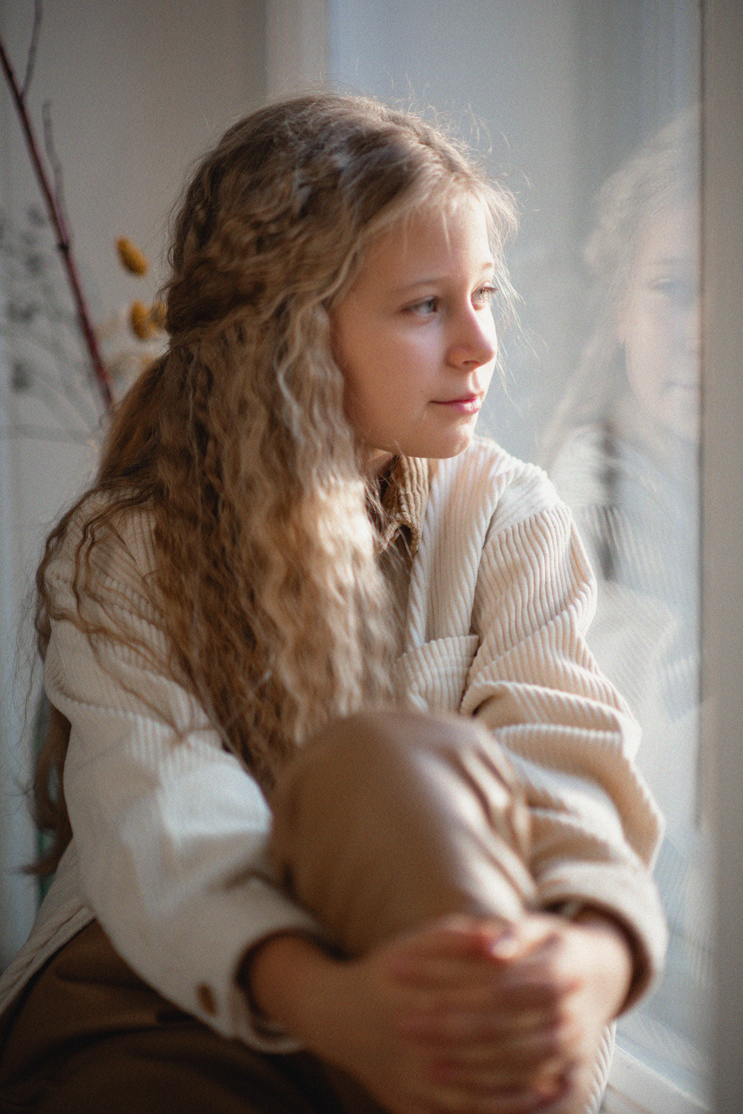 Нежная детская фотосессия: девочка смотрит в окно, естественный свет. Марина Скибо, фотограф СПб.