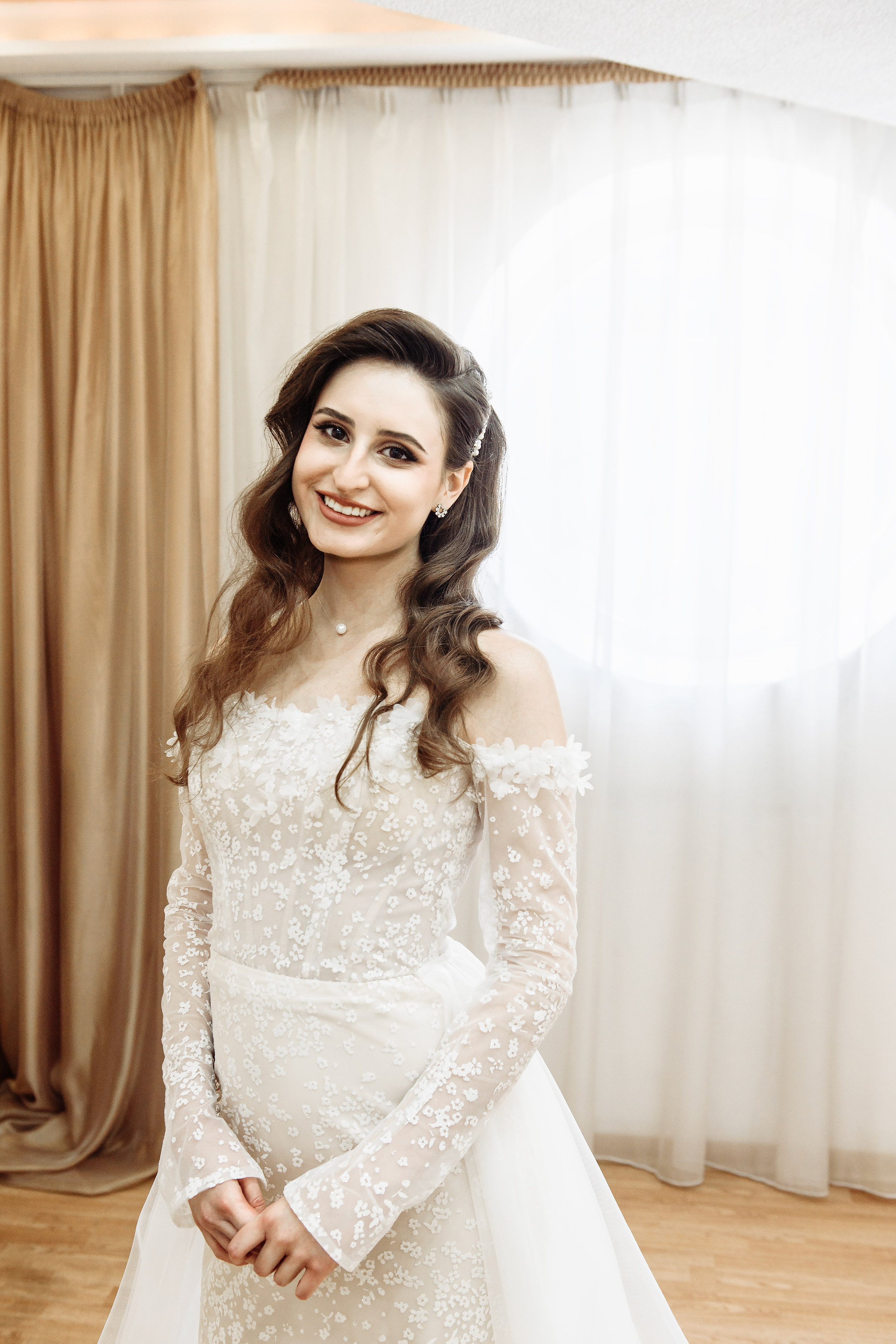 Моя страсть к фотографии началась много лет назад, и с тех пор я постоянно совершенствую своё мастерство, чтобы создавать произведения искусства, которые вдохновляют и восхищают. Я работаю в различных жанрах, включая портретную, предметную, архитектурную и пейзажную фотографию, чтобы каждый клиент мог найти что-то по своему вкусу.