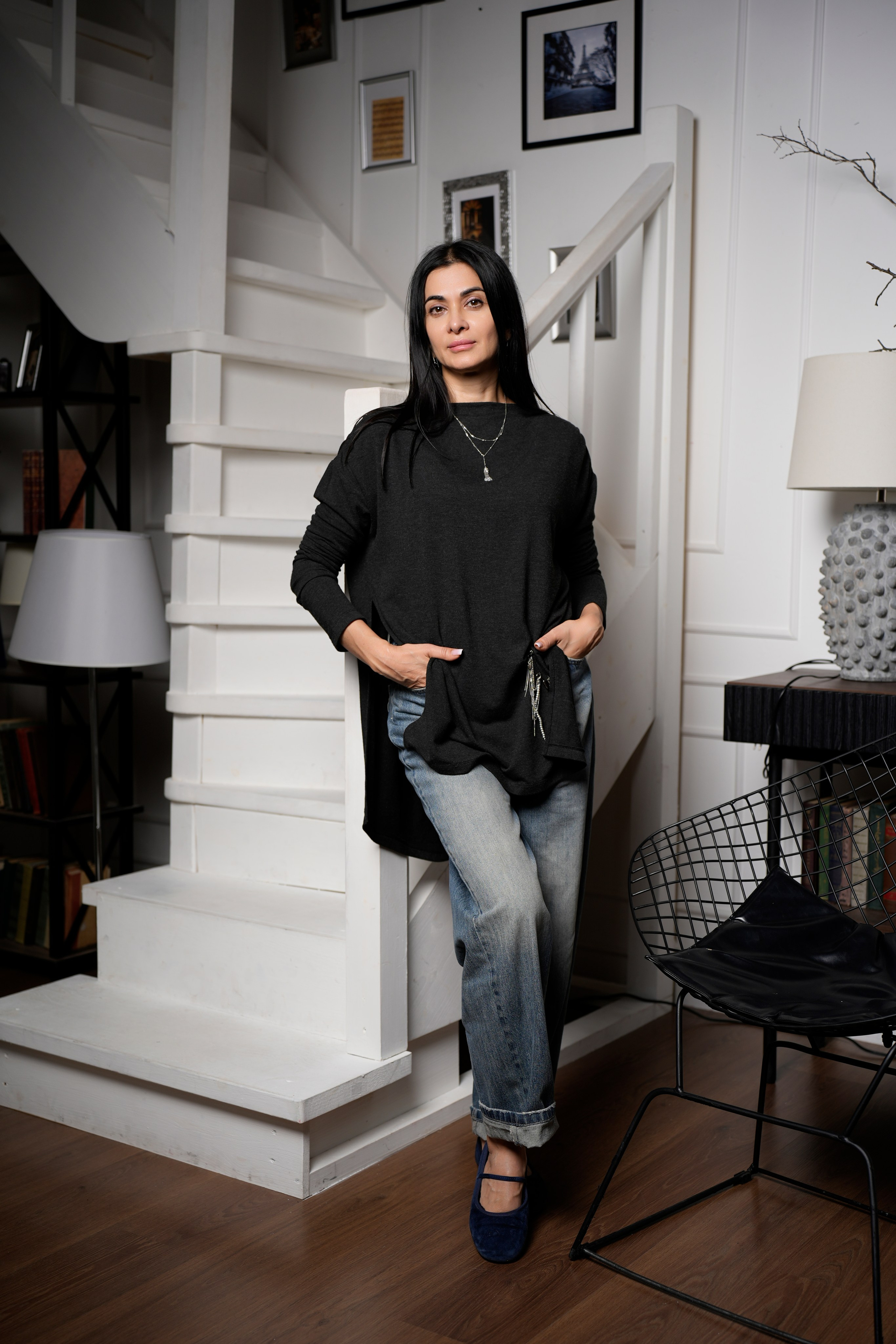 красивая молодая девушка с фотоаппаратом