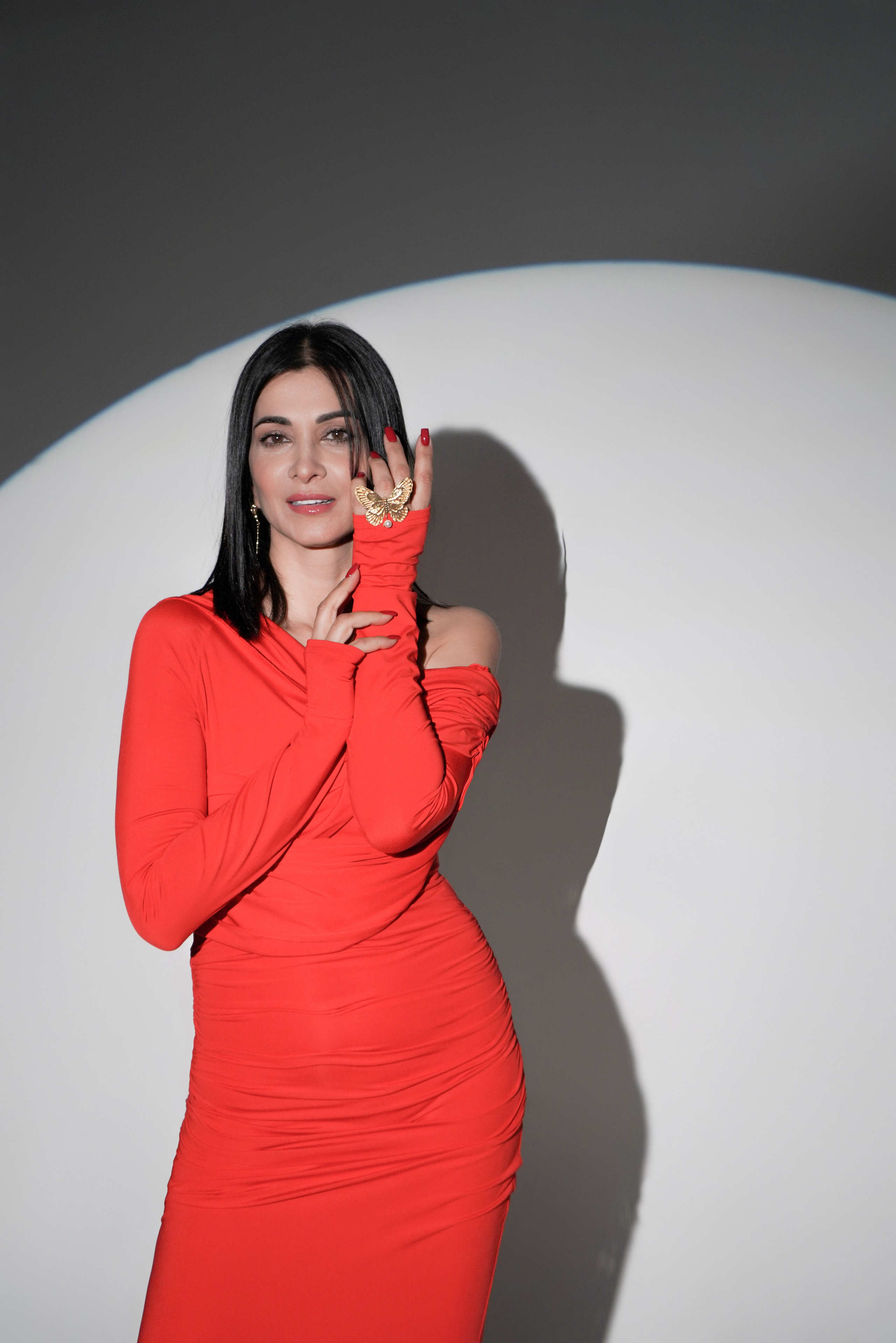 красивая молодая девушка с фотоаппаратом