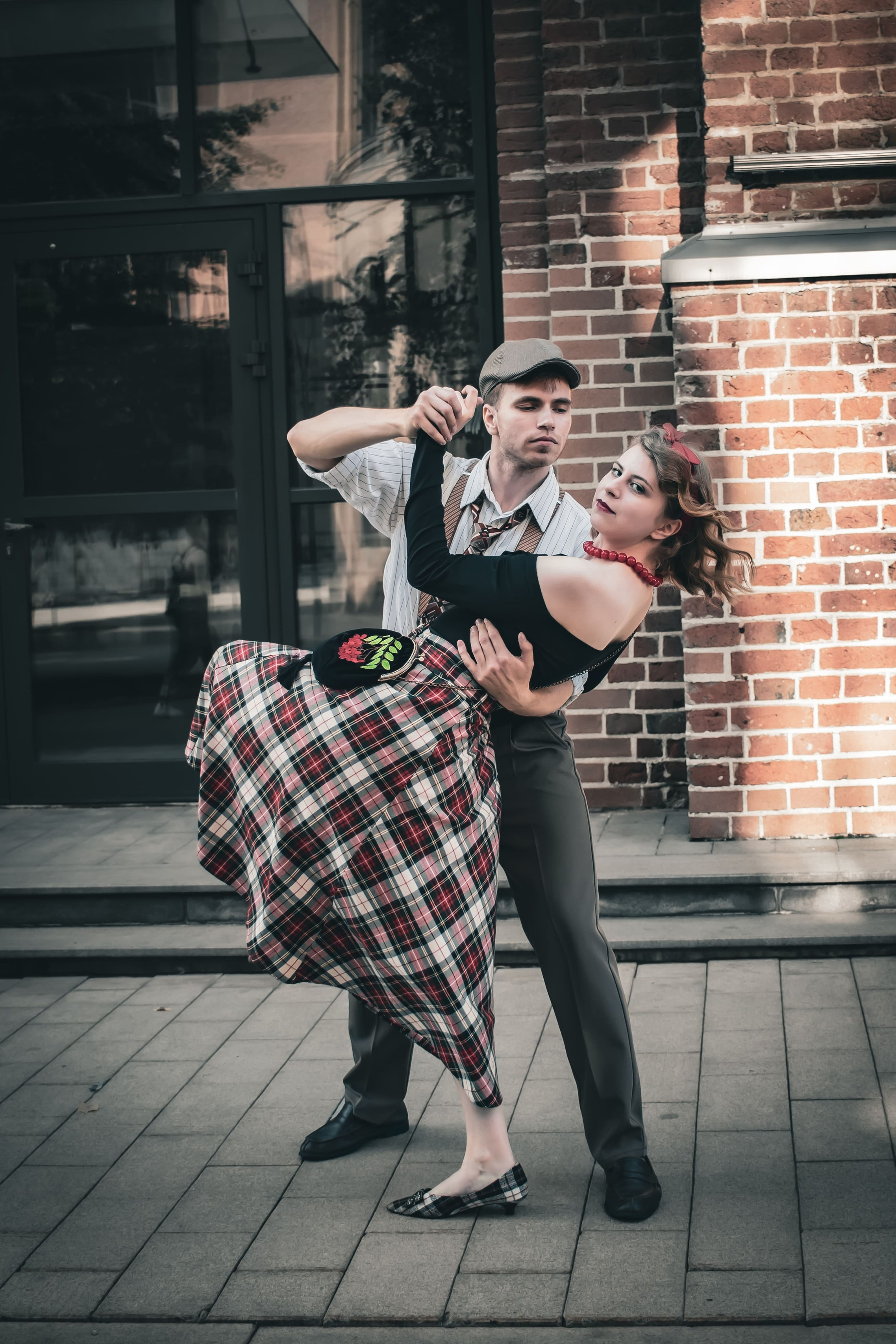влюблённая пара танцует на городской улице, фотосессия Love Story в Москве, фотограф Карасёва Елена