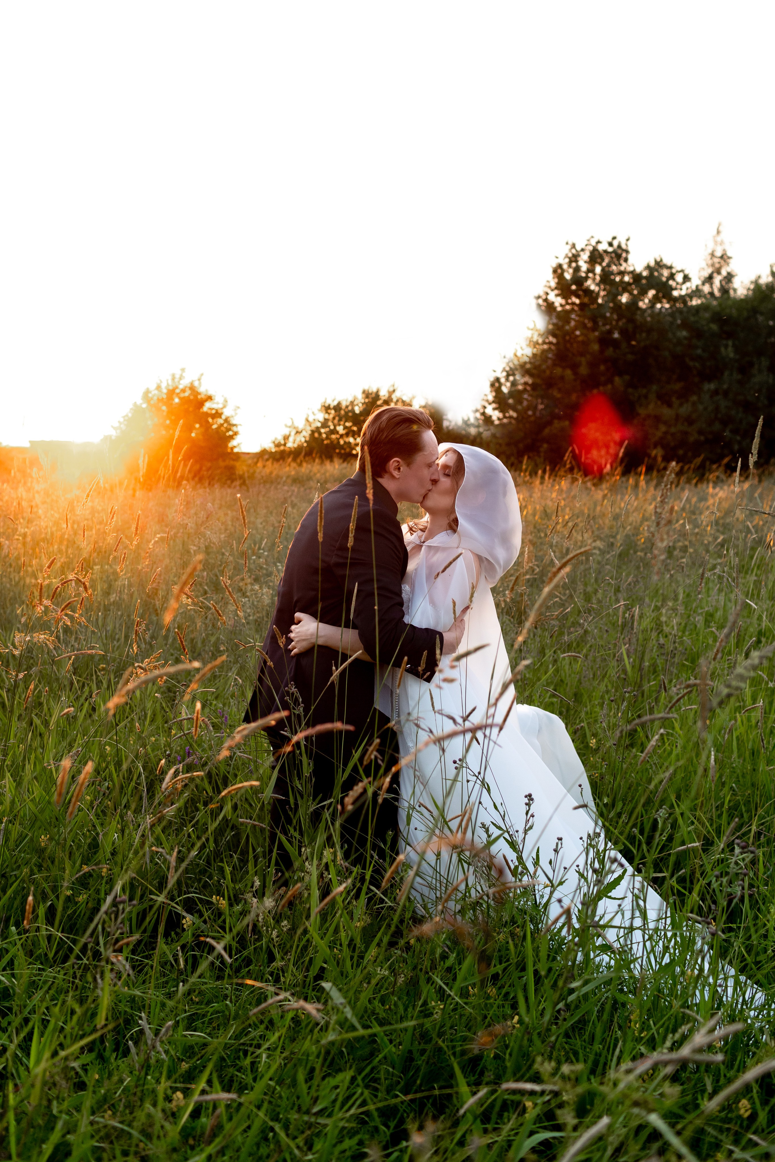 Свадебная фотосессия в поле на закате. Эльфиский образ у невесты. Фотосессия в золотой час.