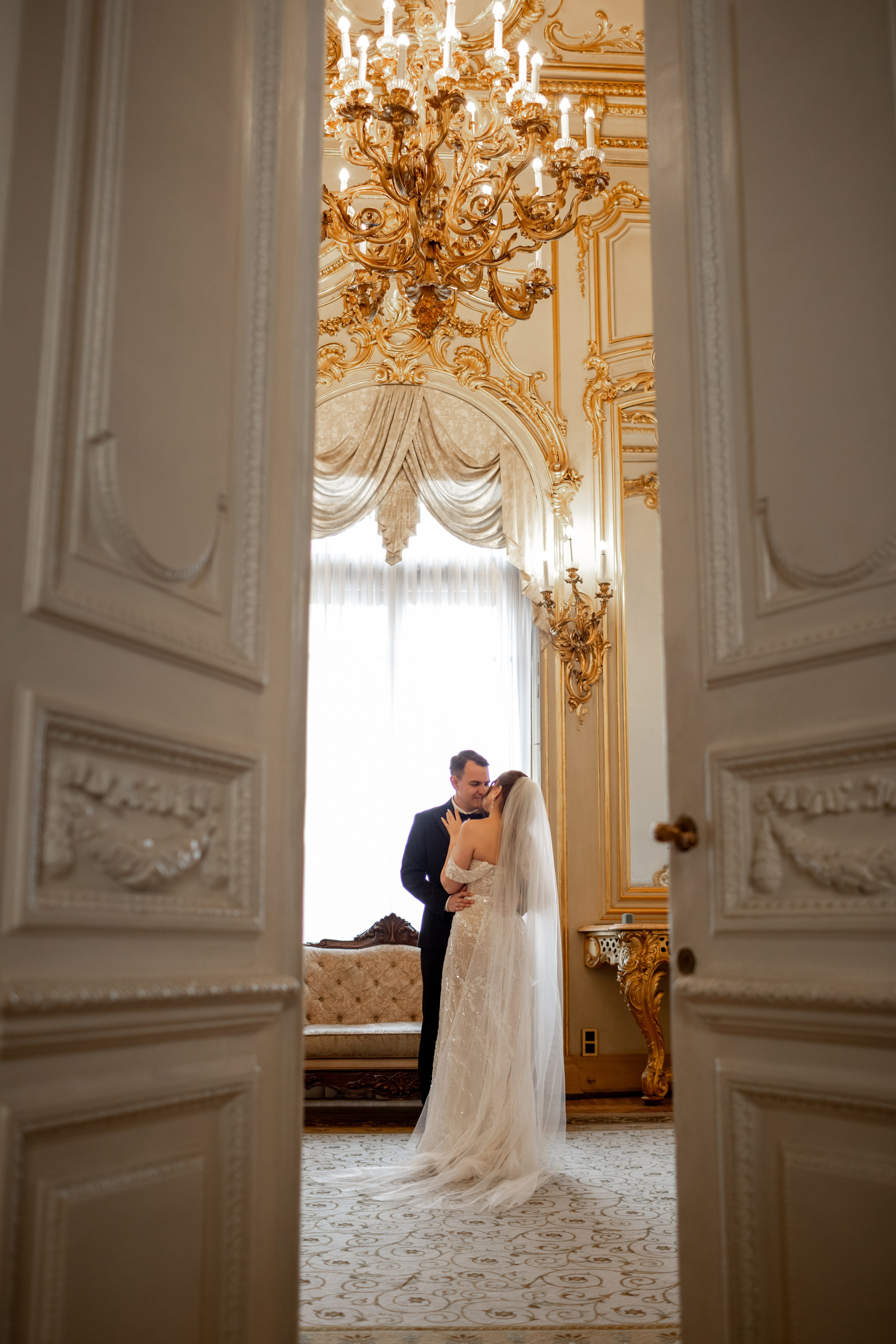 Фотосессия во дворце бракосочетания на Английской набережной. Свадебный фотограф Кирилл Белый