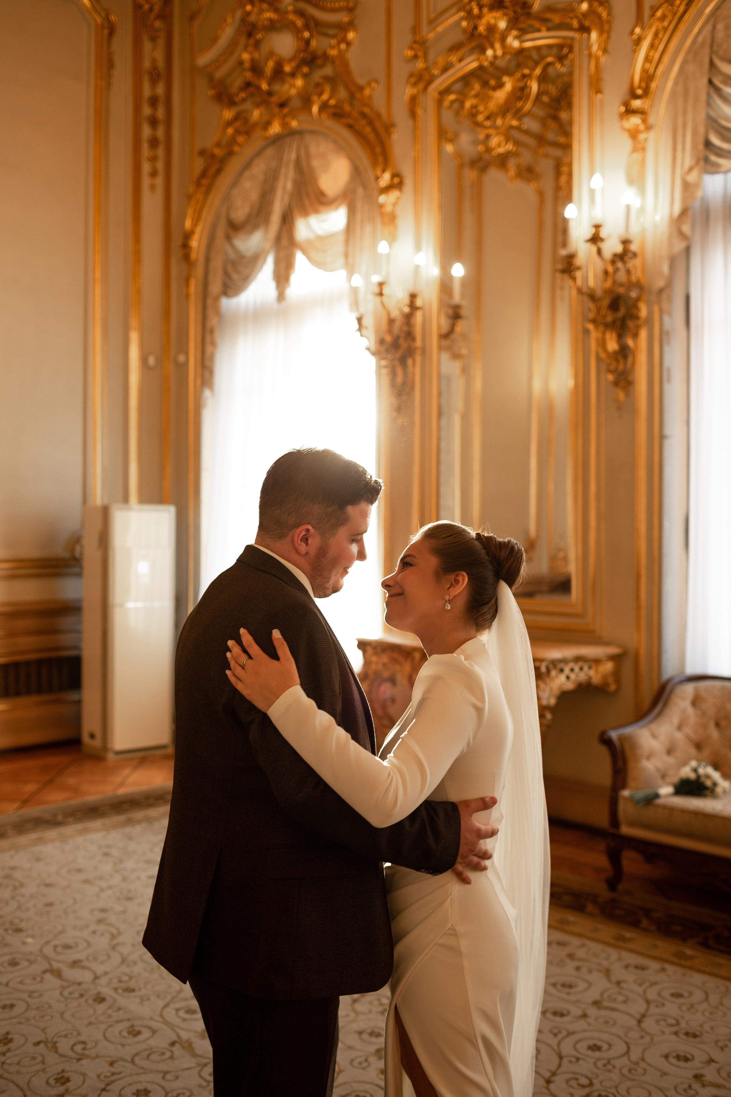 Жених и невеста перед церемонией регистрации брака танцуют.