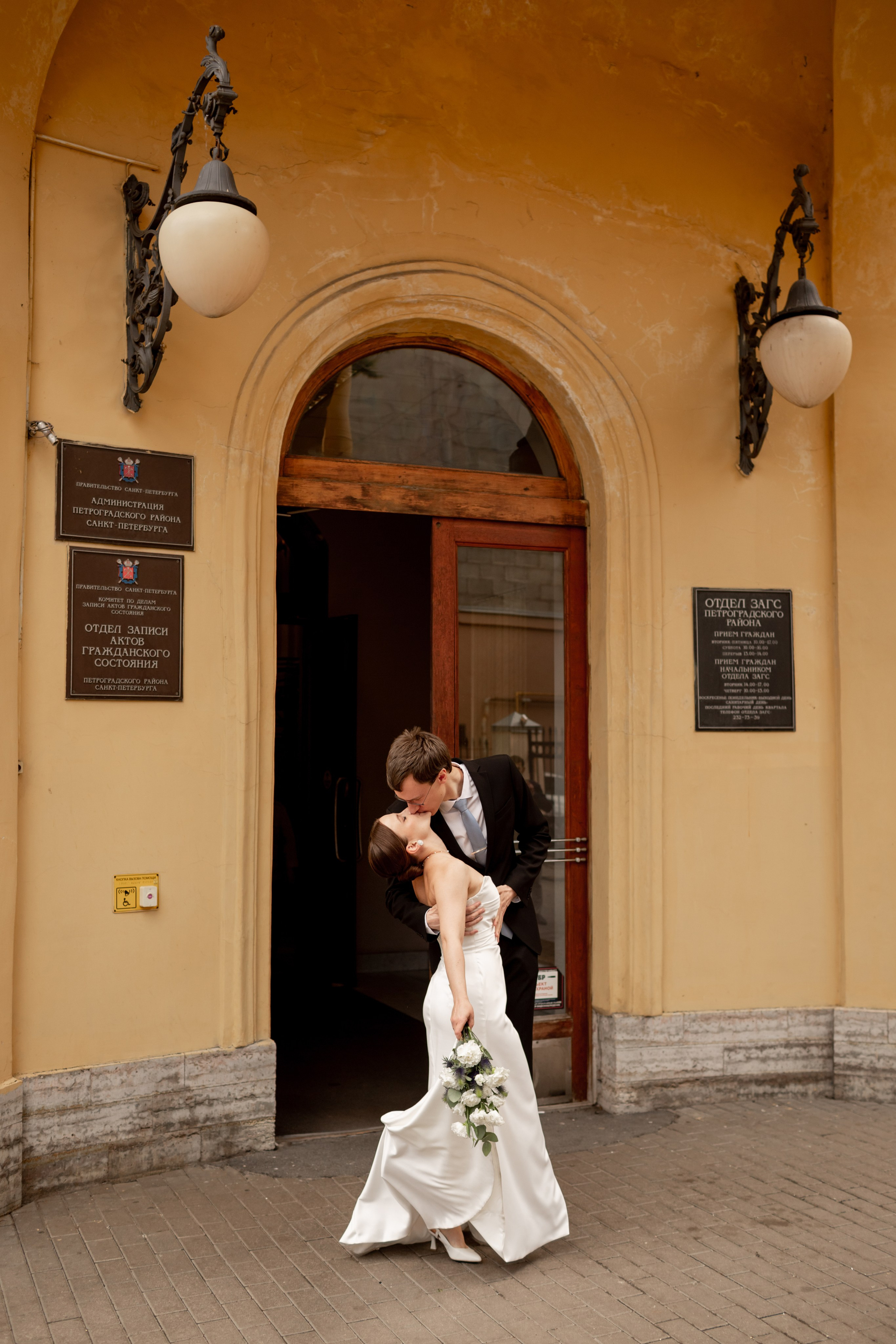 Свадьба в загсе Петроградского района. Свадебный фотограф Кирилл Белый
