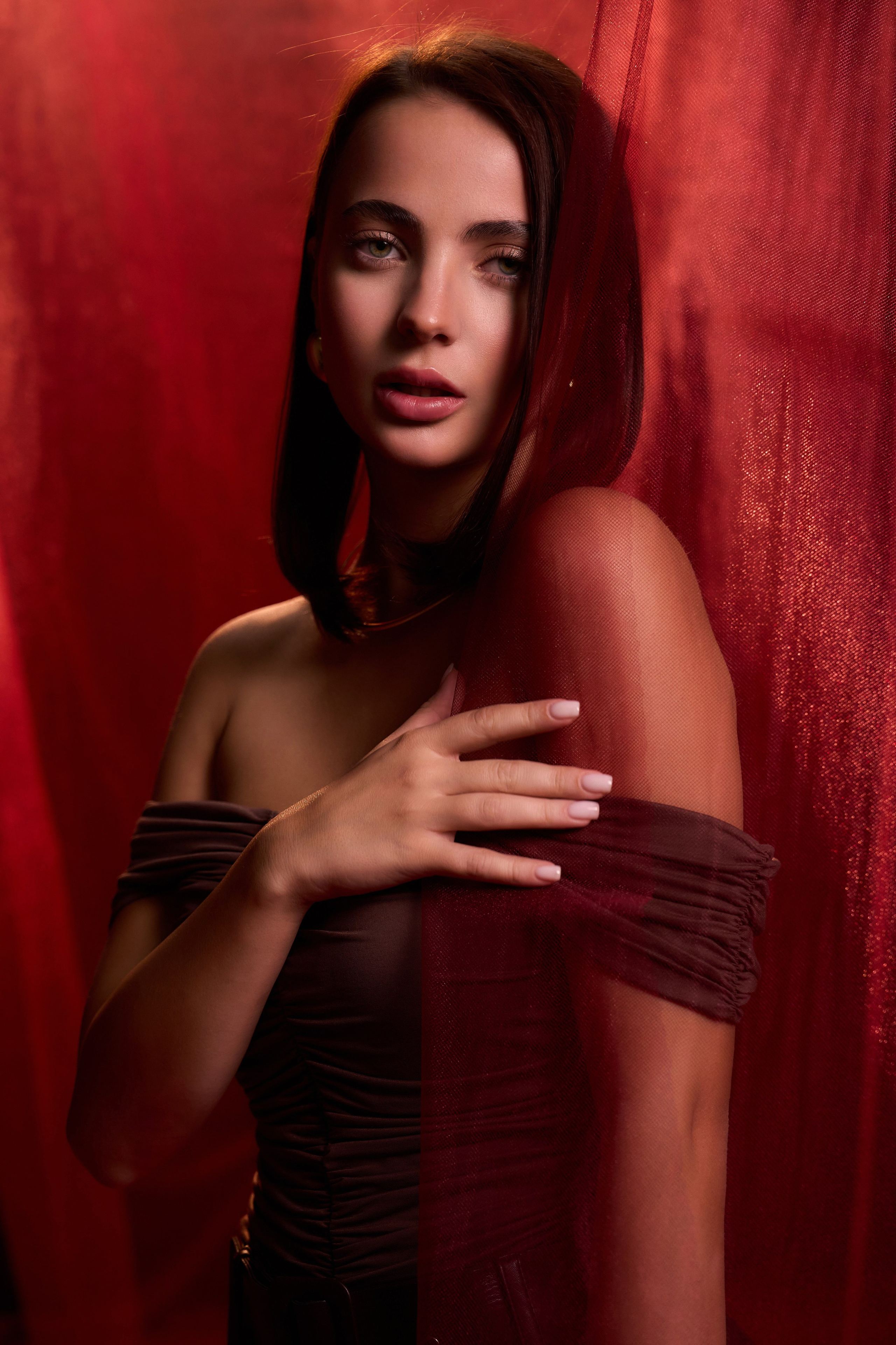 Студийная фотосъёмка на красном фоне. Фотограф в Москве Анастасия Баева