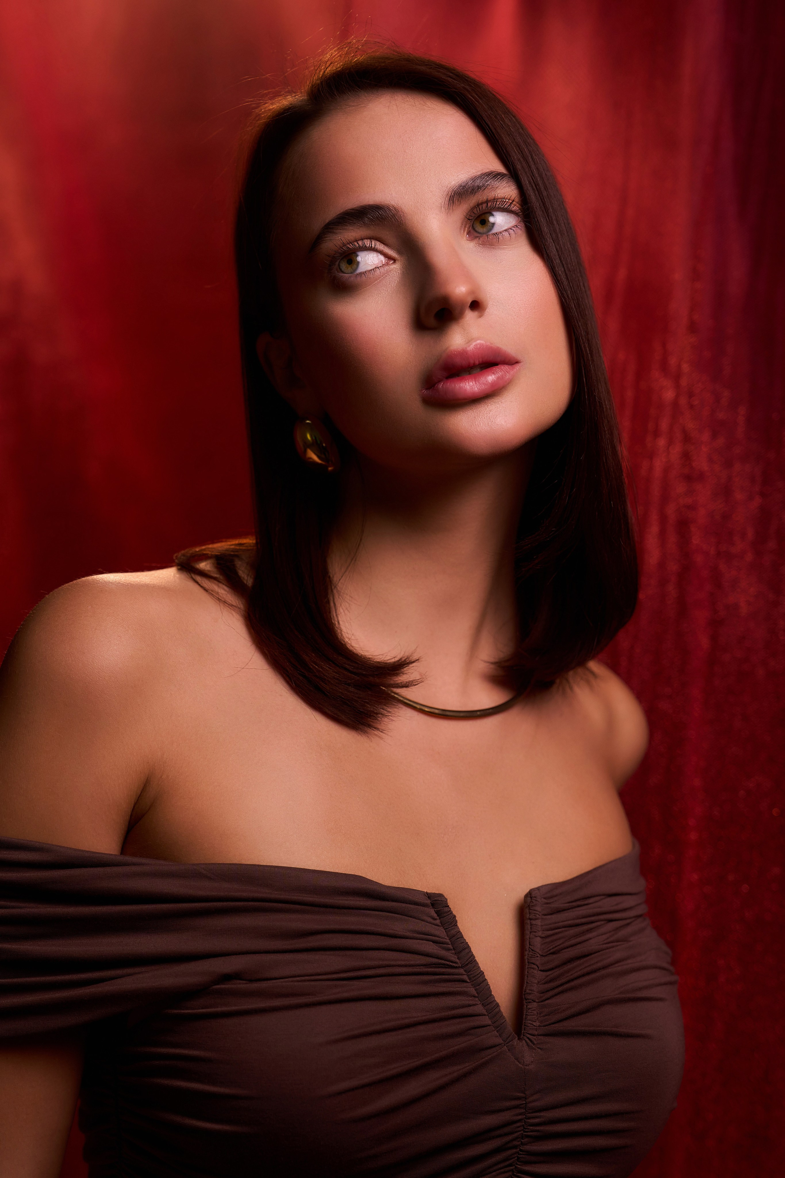 Студийная фотосъёмка на красном фоне. Фотограф в Москве Анастасия Баева