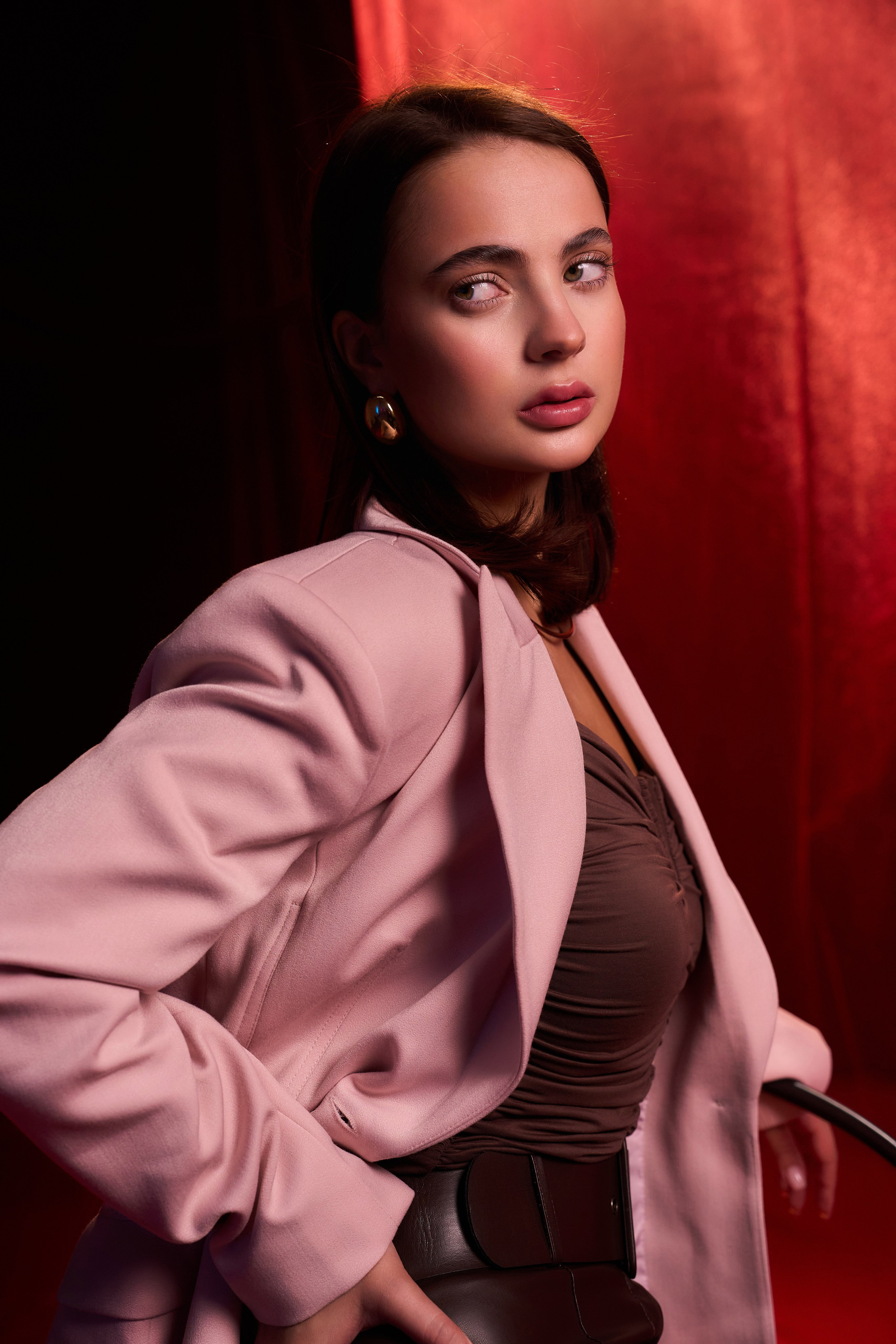 Студийная фотосъёмка на красном фоне. Фотограф в Москве Анастасия Баева