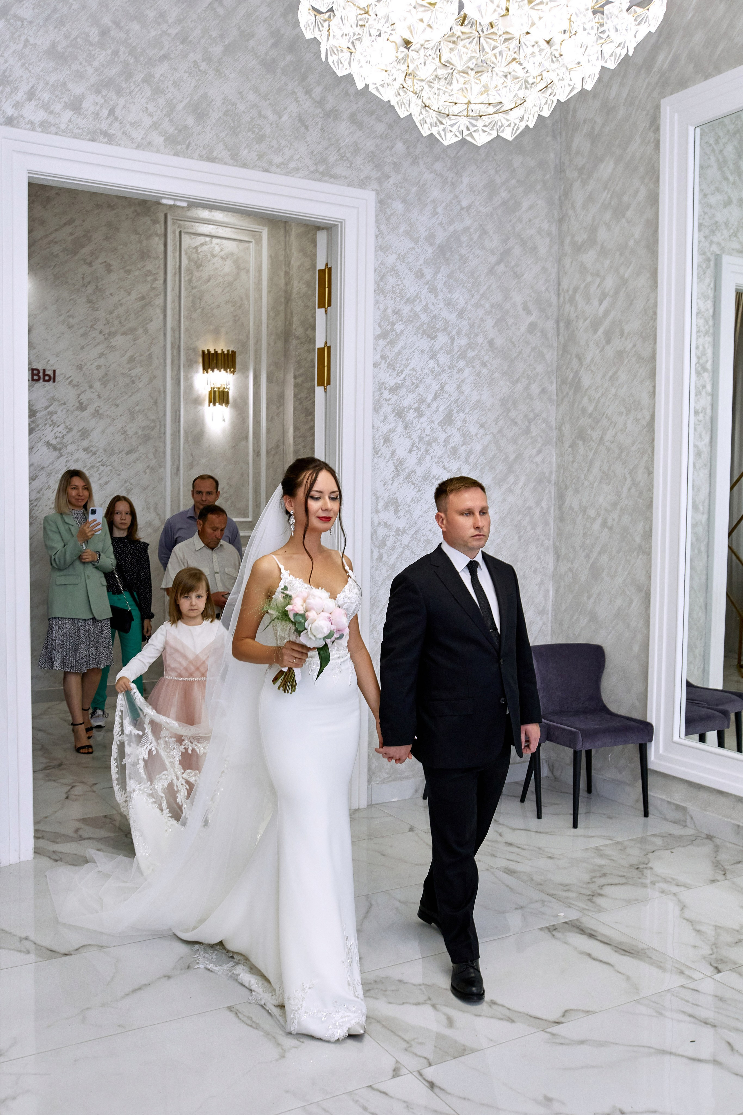 Фотограф в ЗАГС проводит фотосессию для Артёма и Кати в Москве – фотосъёмка церемонии бракосочетания