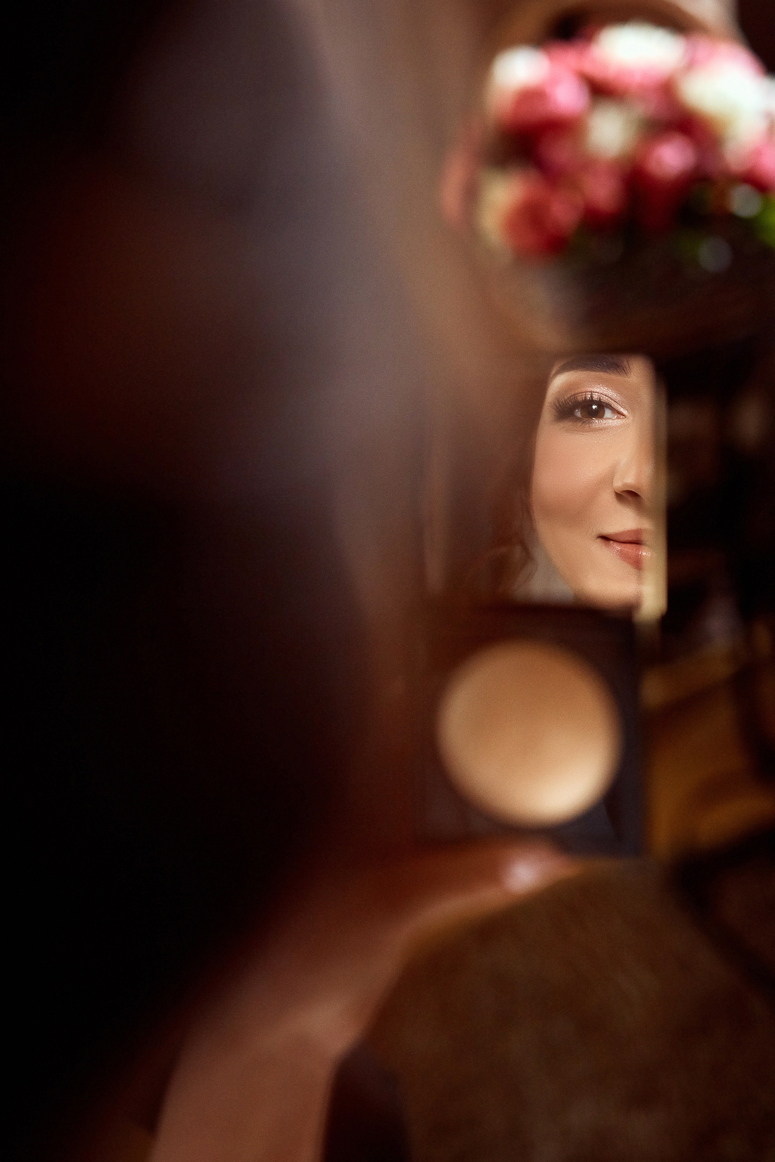 Фотограф проводит фотосессию для свадьбы Армена и Даши в Москве – фотосъёмка сборов невесты