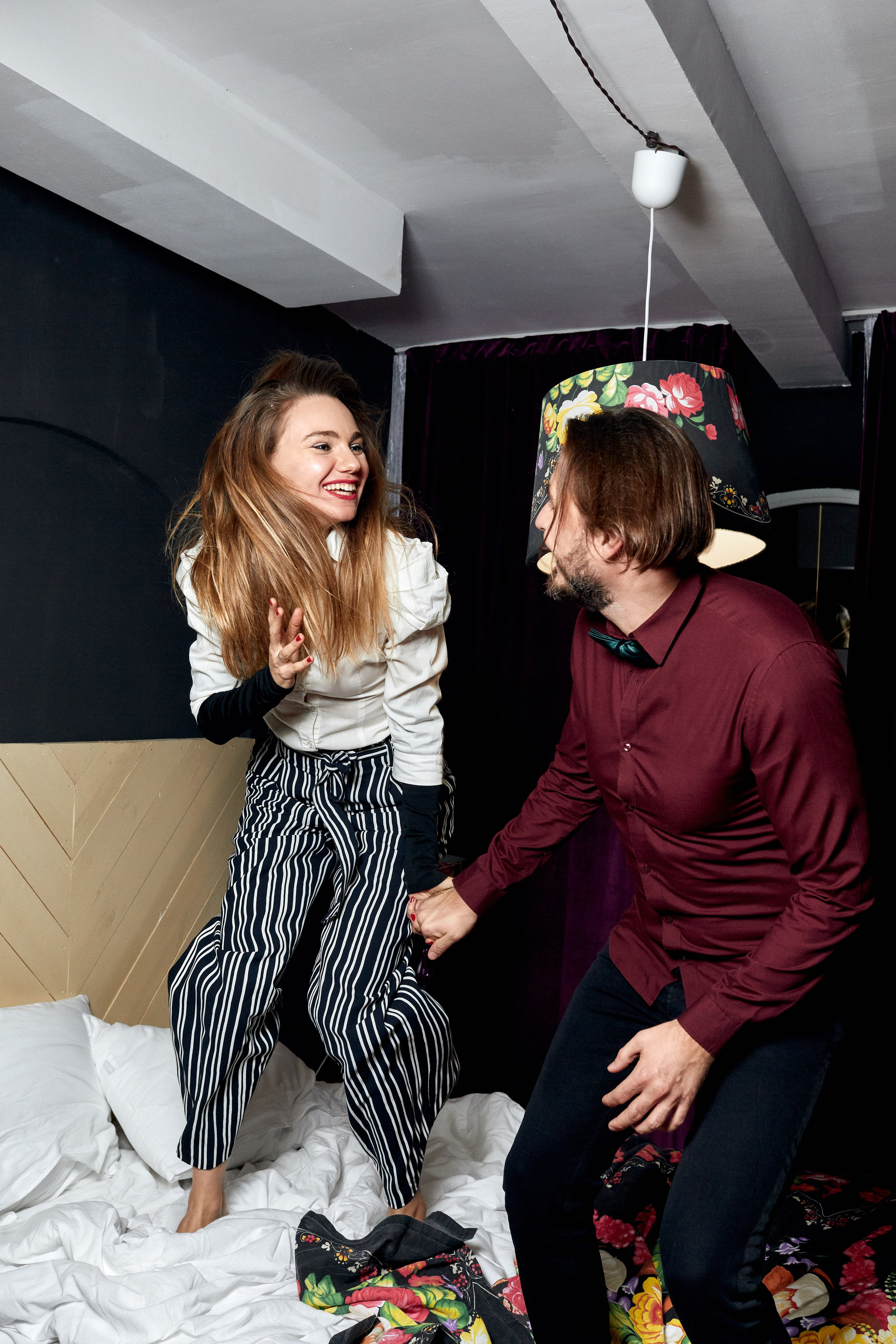 Фотосессия лав стори в студии для Дениса и Лизы – на кадре веселящаяся пара