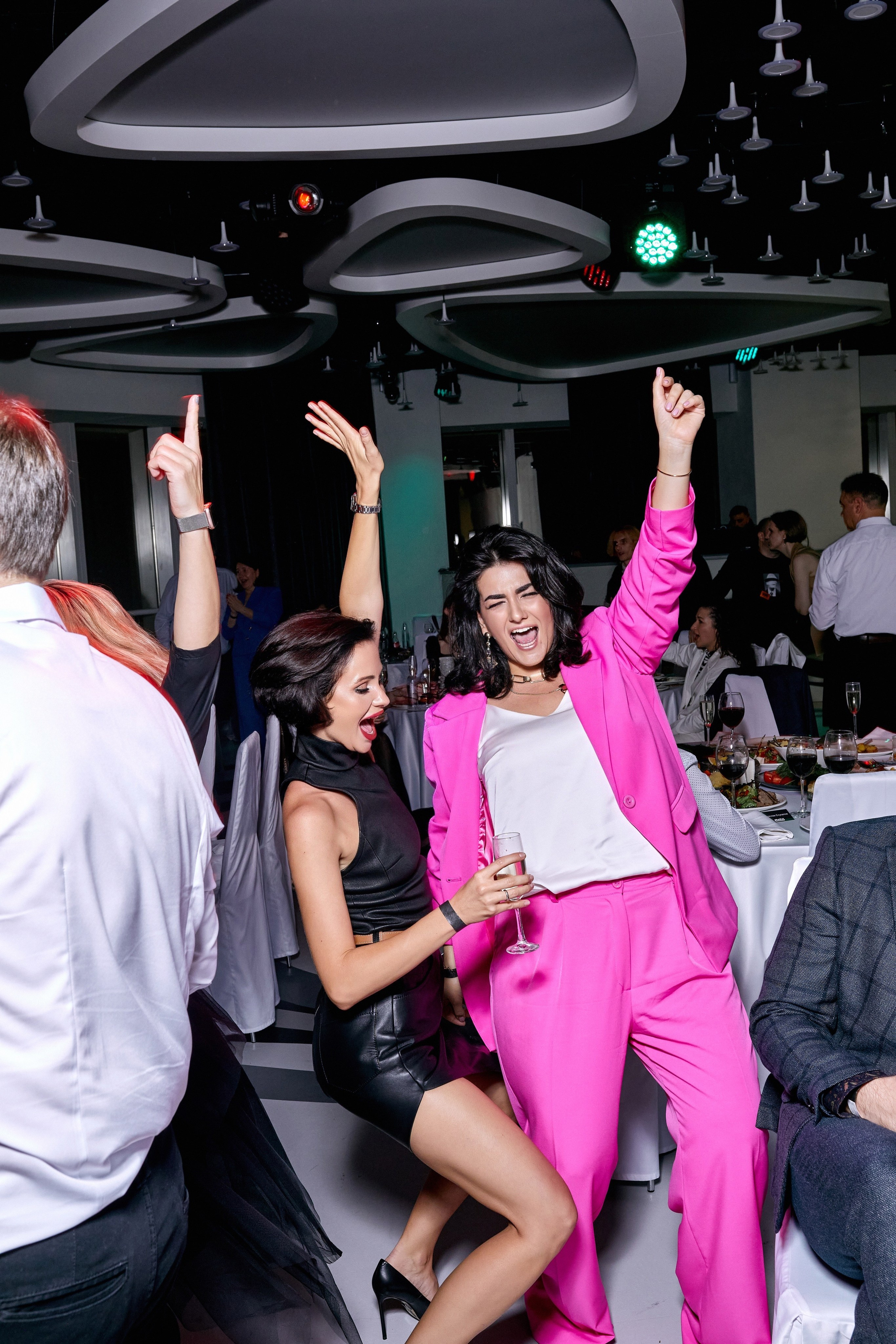 Профессиональная фотосъёмка корпоратива на Новый год для компании Лебер в Москве – фотография танцев сотрудников