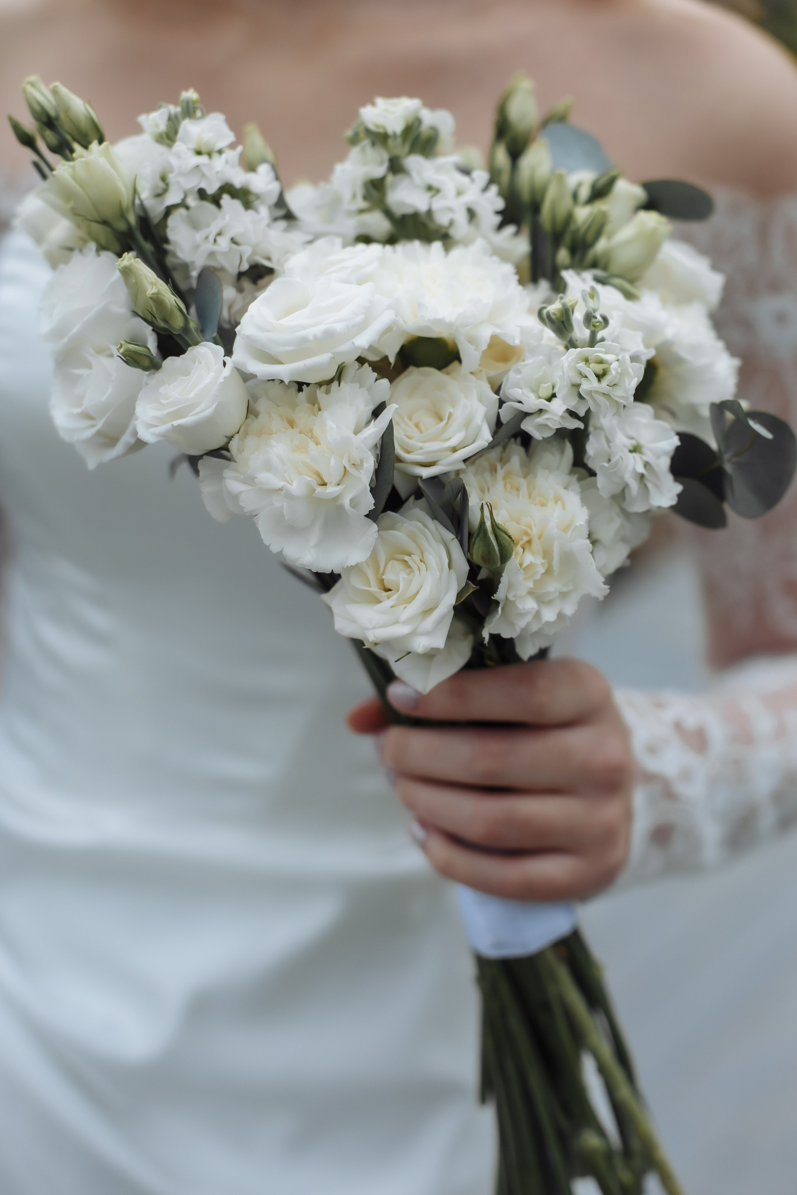 Крупно букет невесты у неё в руках перед свадьбой. Фото и видео съёмка свадебных событий Павел Коротков