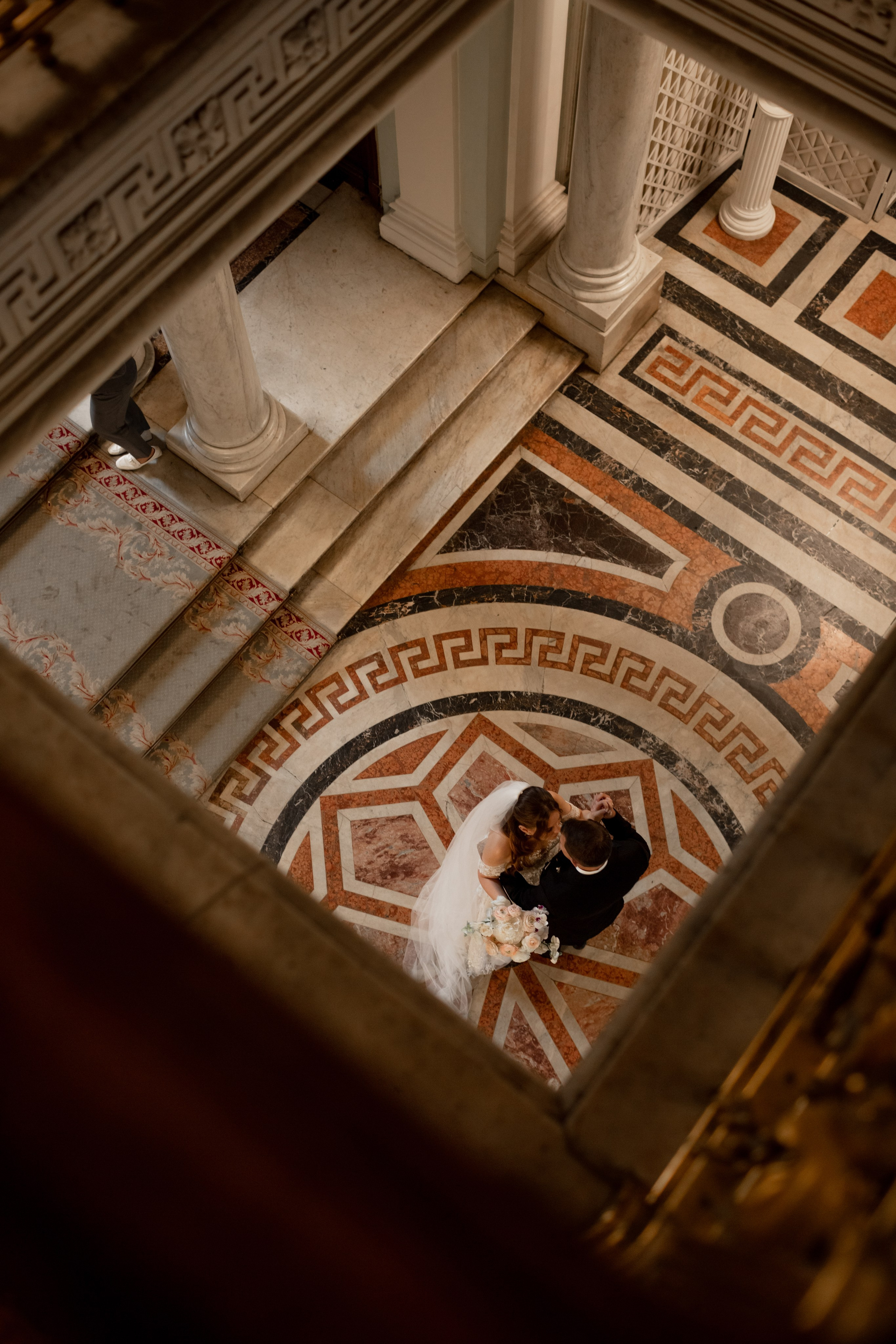 Фотосессия во дворце бракосочетания на Английской набережной. Свадебный фотограф Кирилл Белый