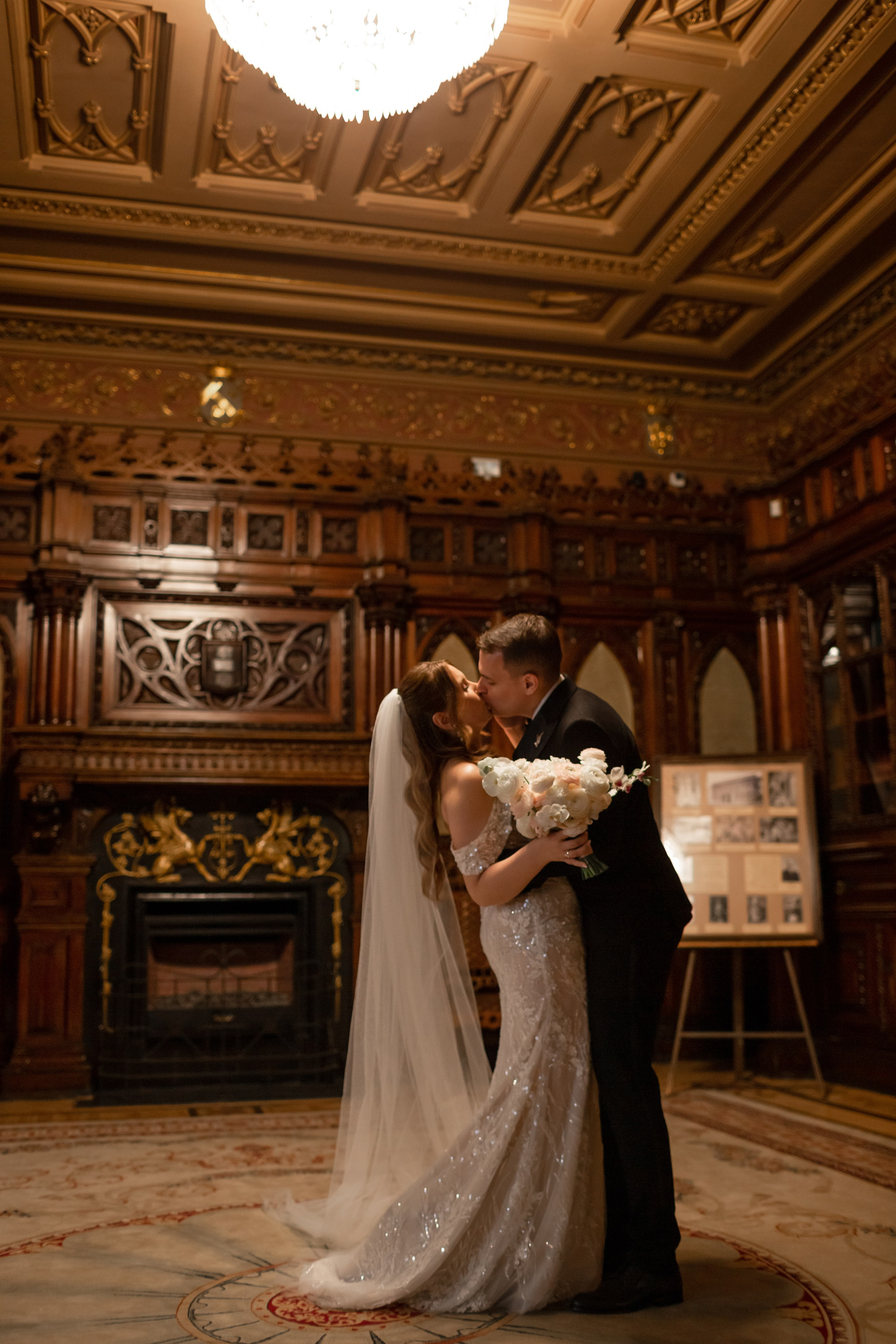 Фотосессия во дворце бракосочетания на Английской набережной. Свадебный фотограф Кирилл Белый