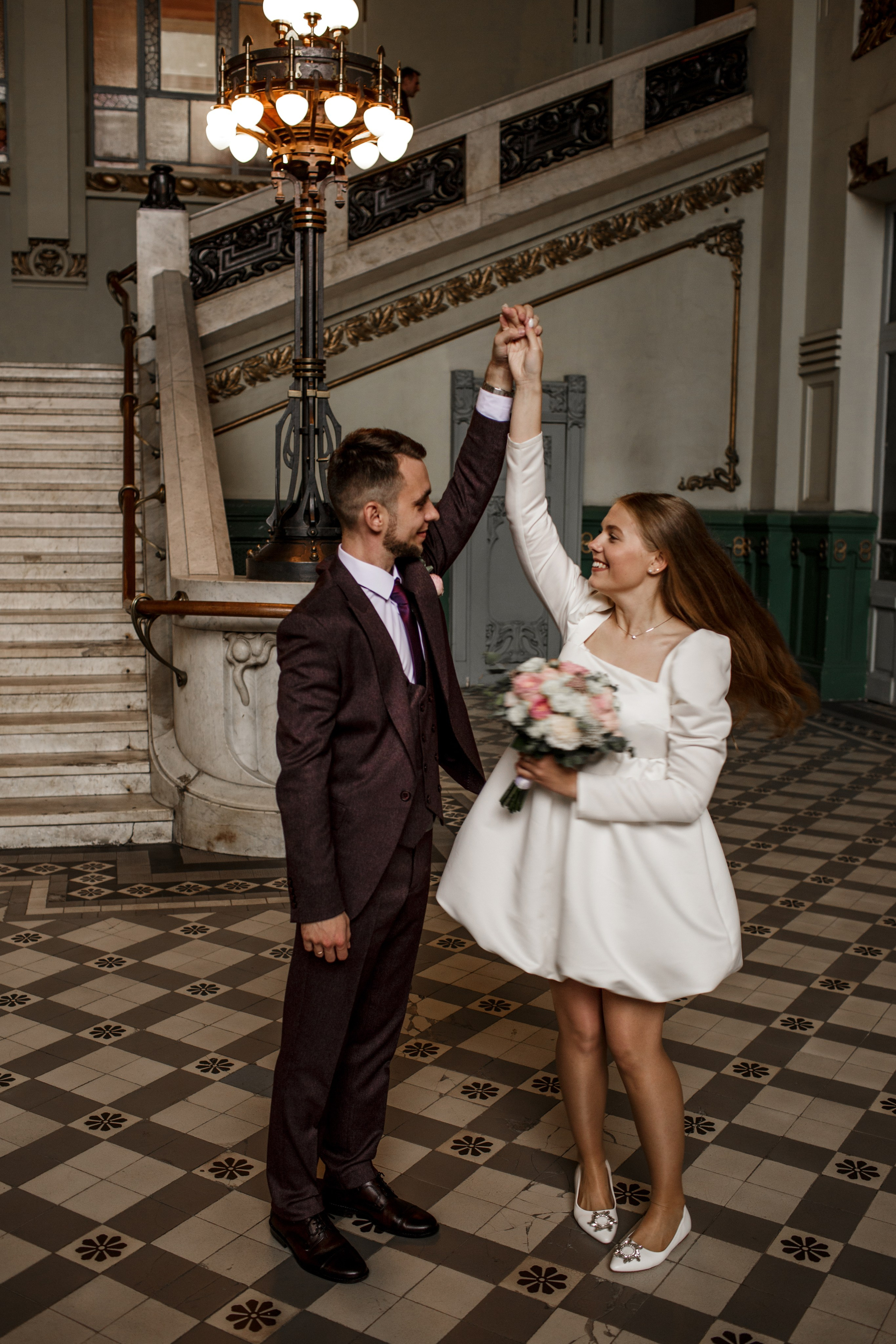 Жених и невеста на парадной лестнице.