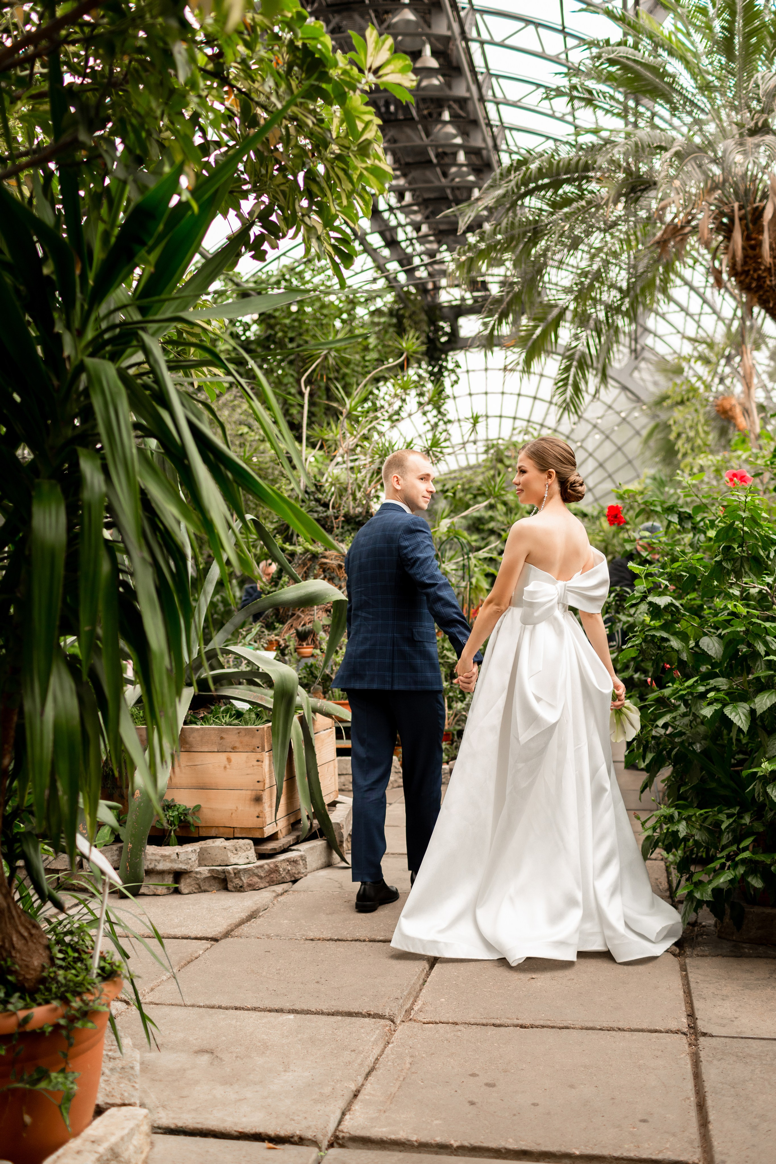 Свадебная фотосессия в Петербурге: невеста в платье со шлейфом.
