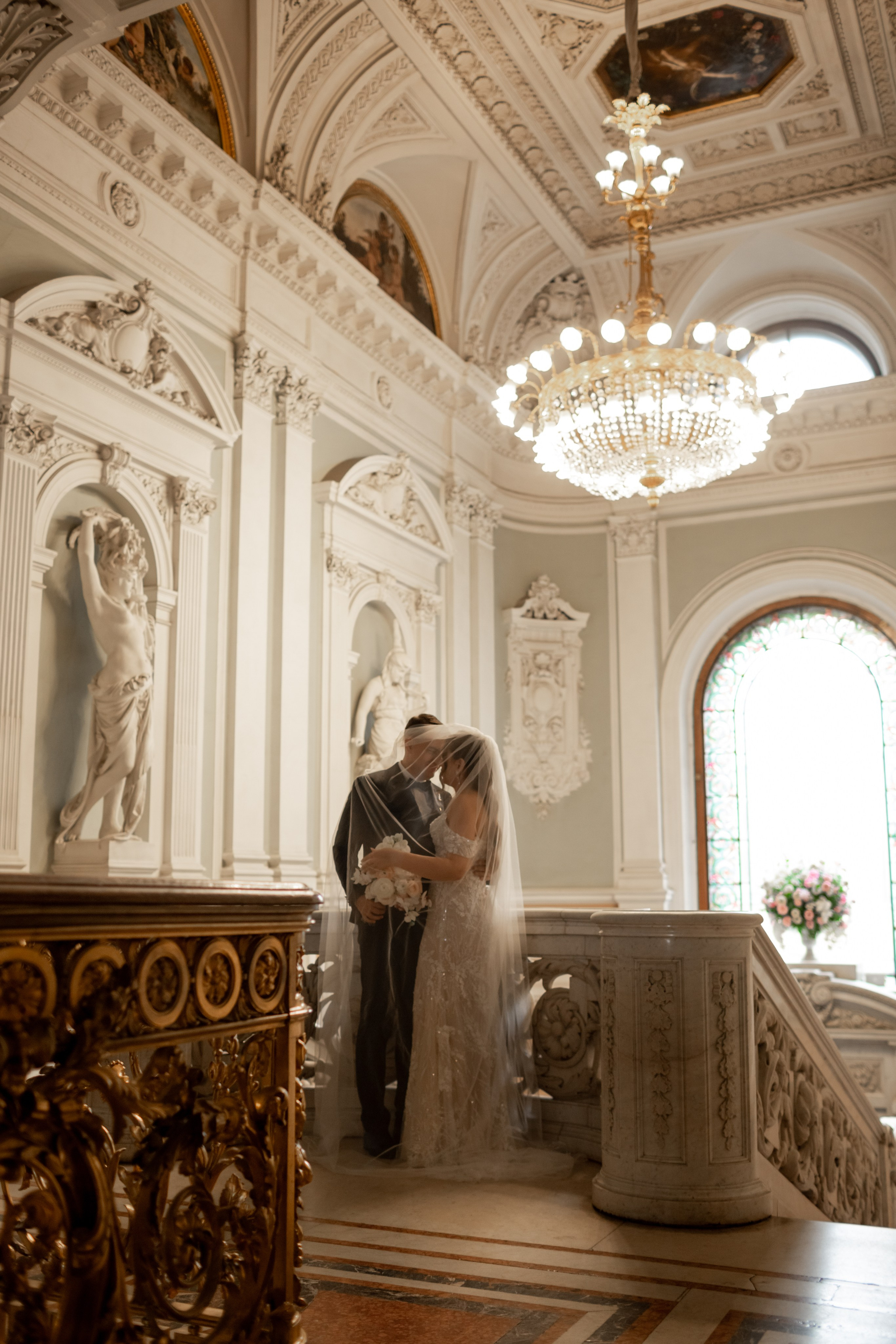 Фотосессия во дворце бракосочетания на Английской набережной. Свадебный фотограф Кирилл Белый