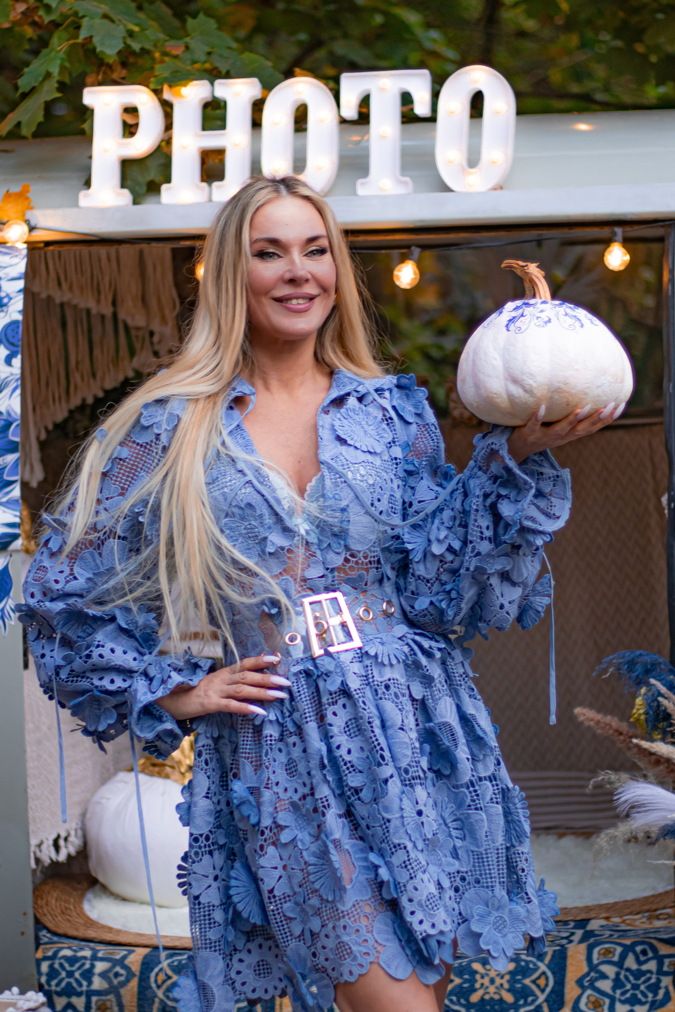 Яркий женский образ в голубой гамме, фотосессия с белыми тыквами
