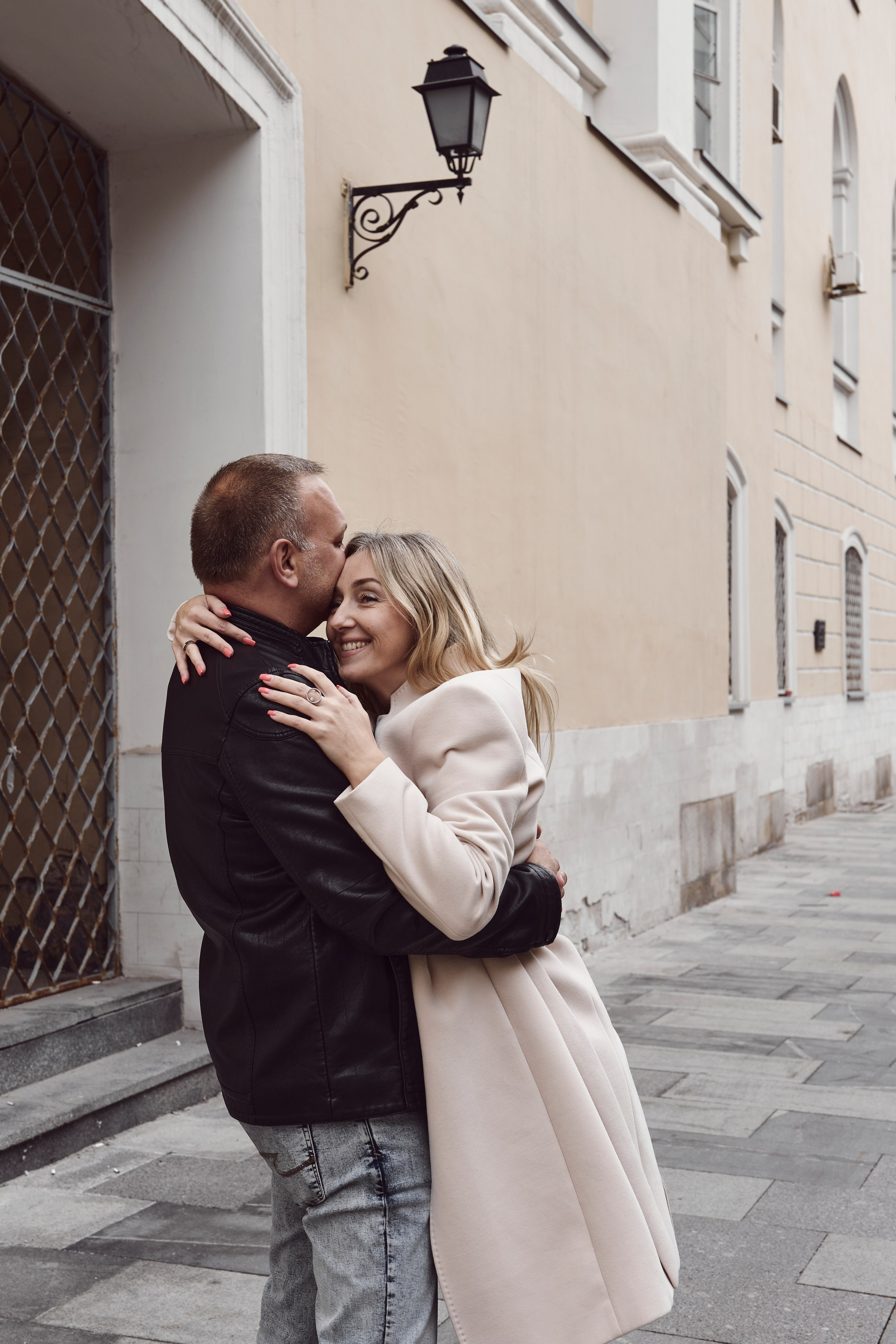 лавстори свадебная съёмка пара прогулка москва влюбленная пара гуляет по городу