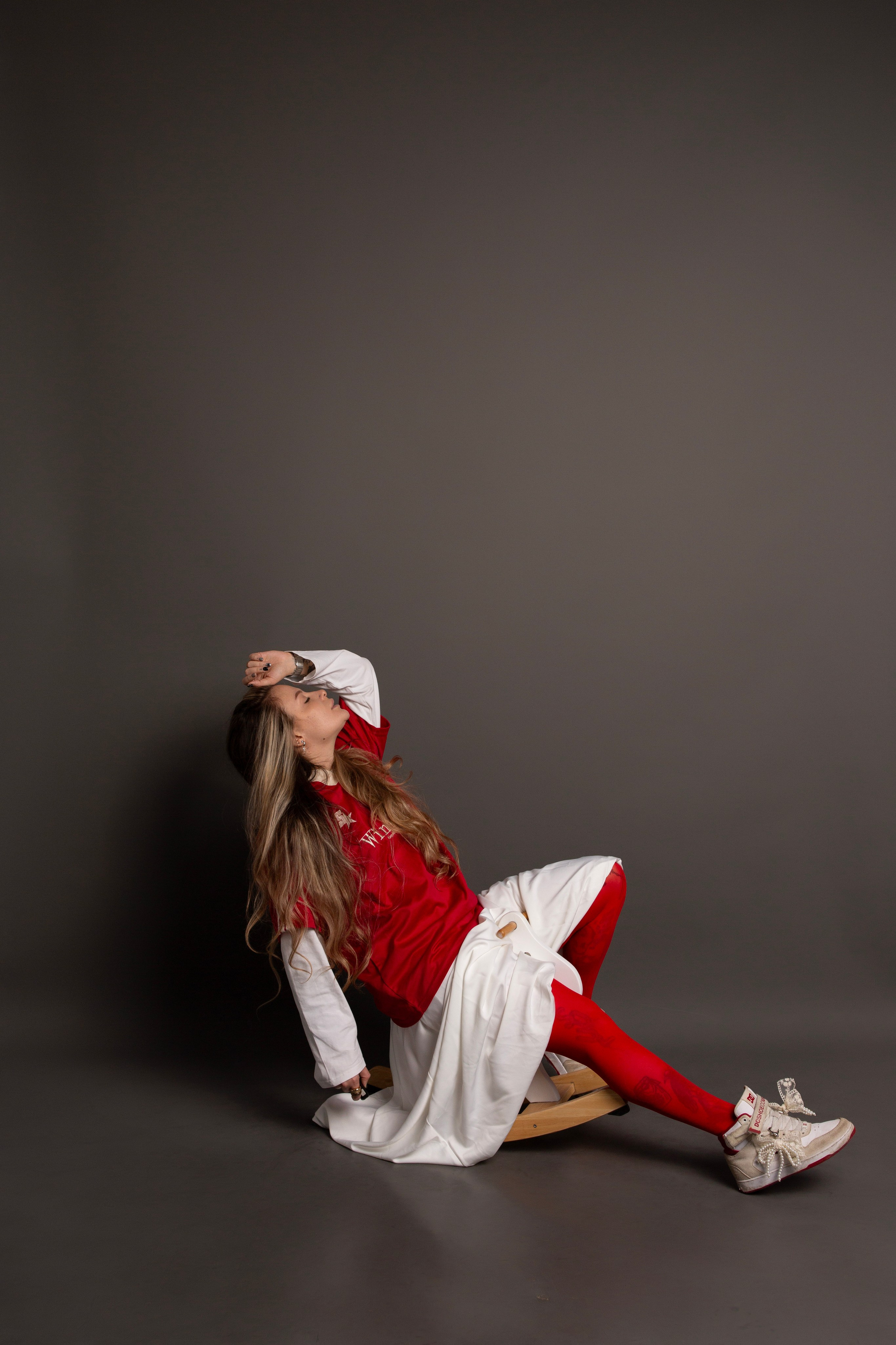 Стильный автопортрет девушки в фотостудии