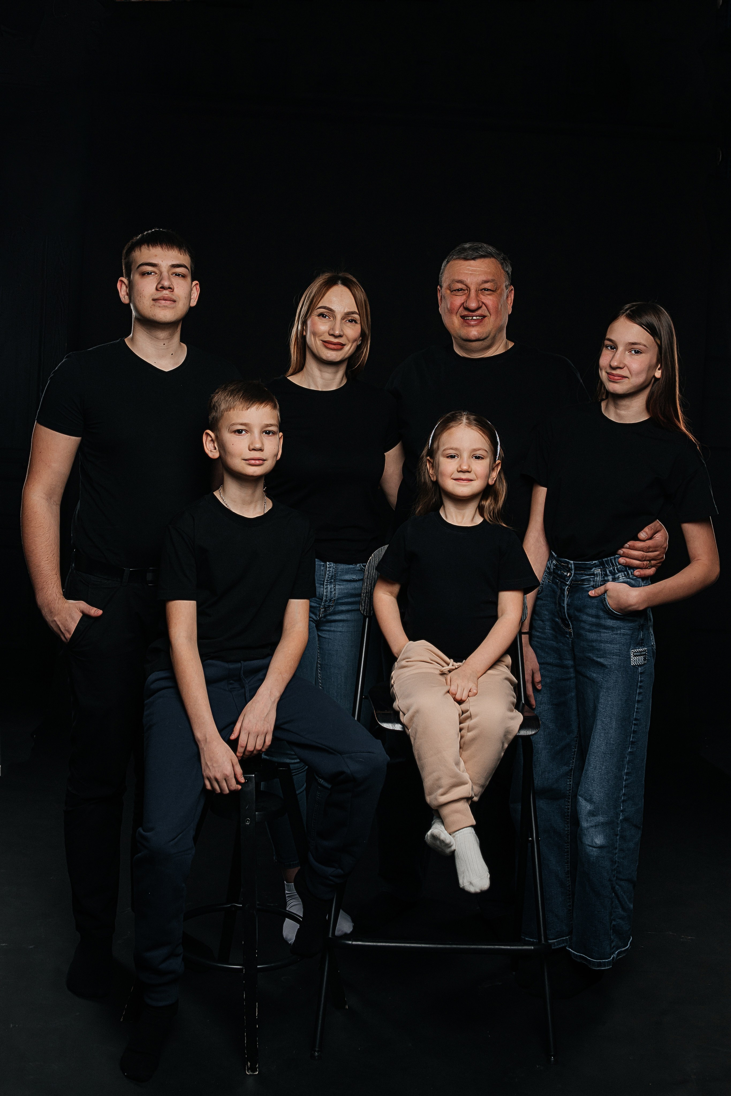 семейные фотосессии на черном фоне в стиле минимализм.фотосессия беременности с мужем. Фотосессия беременной. Фотосессия беременных в тканях. Летящая ткань для беременных на съемке. Фотограф в иркутске. Фотограф беременности в иркутске. Фотограф беременных в тканях. Женская фотосессия. Фотосессия беременности с мужем. Портрет поколение наследие семейная фотография. семейная фотосессия. семейный фотограф в иркутске