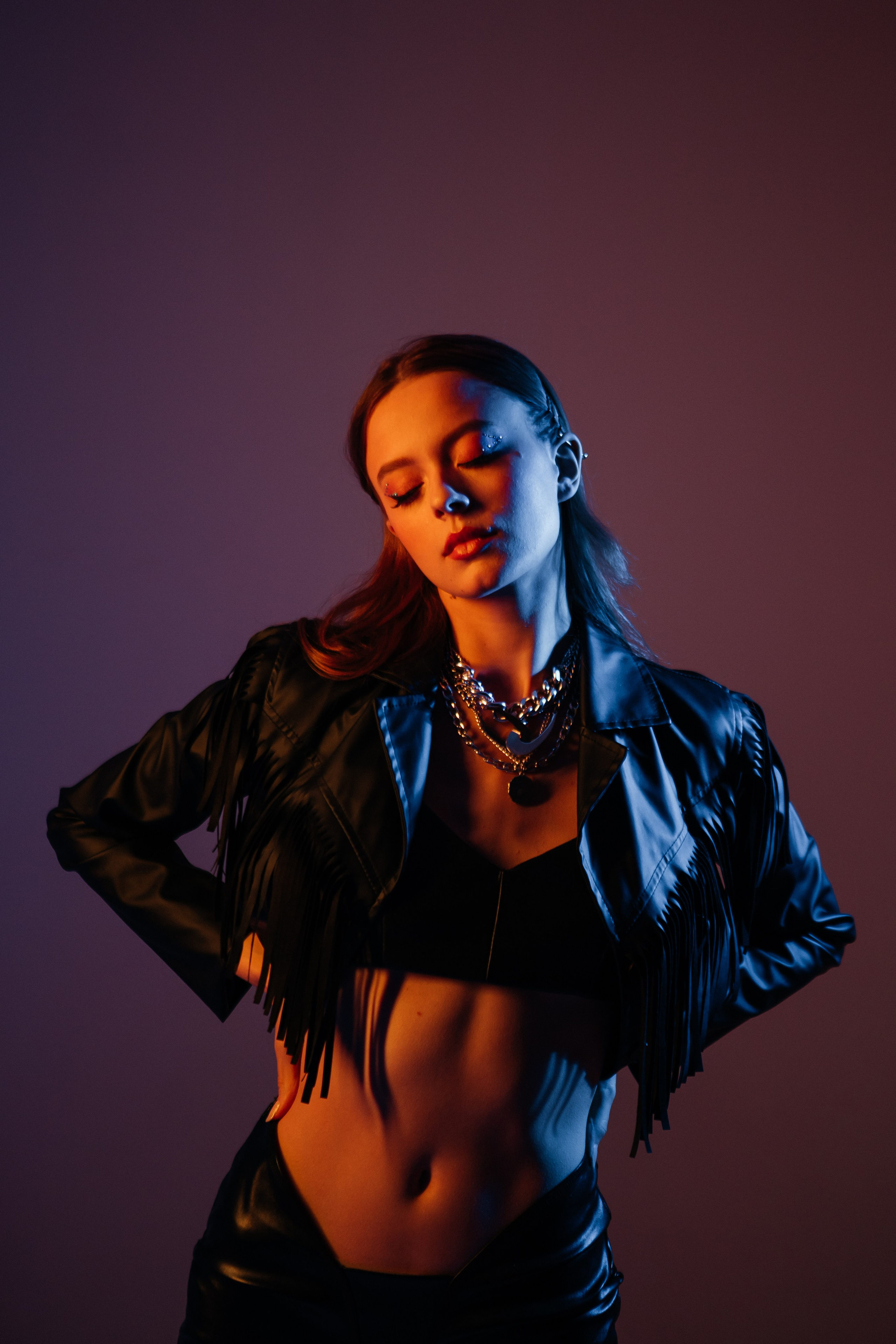 фотосессия женского портрета с цветным светомфотосессия беременности с мужем. Фотосессия беременной. Фотосессия беременных в тканях. Летящая ткань для беременных на съемке. Фотограф в иркутске. Фотограф беременности в иркутске. Фотограф беременных в тканях. Женская фотосессия. Фотосессия беременности с мужем. Портрет поколение наследие семейная фотография. семейная фотосессия. семейный фотограф в иркутске