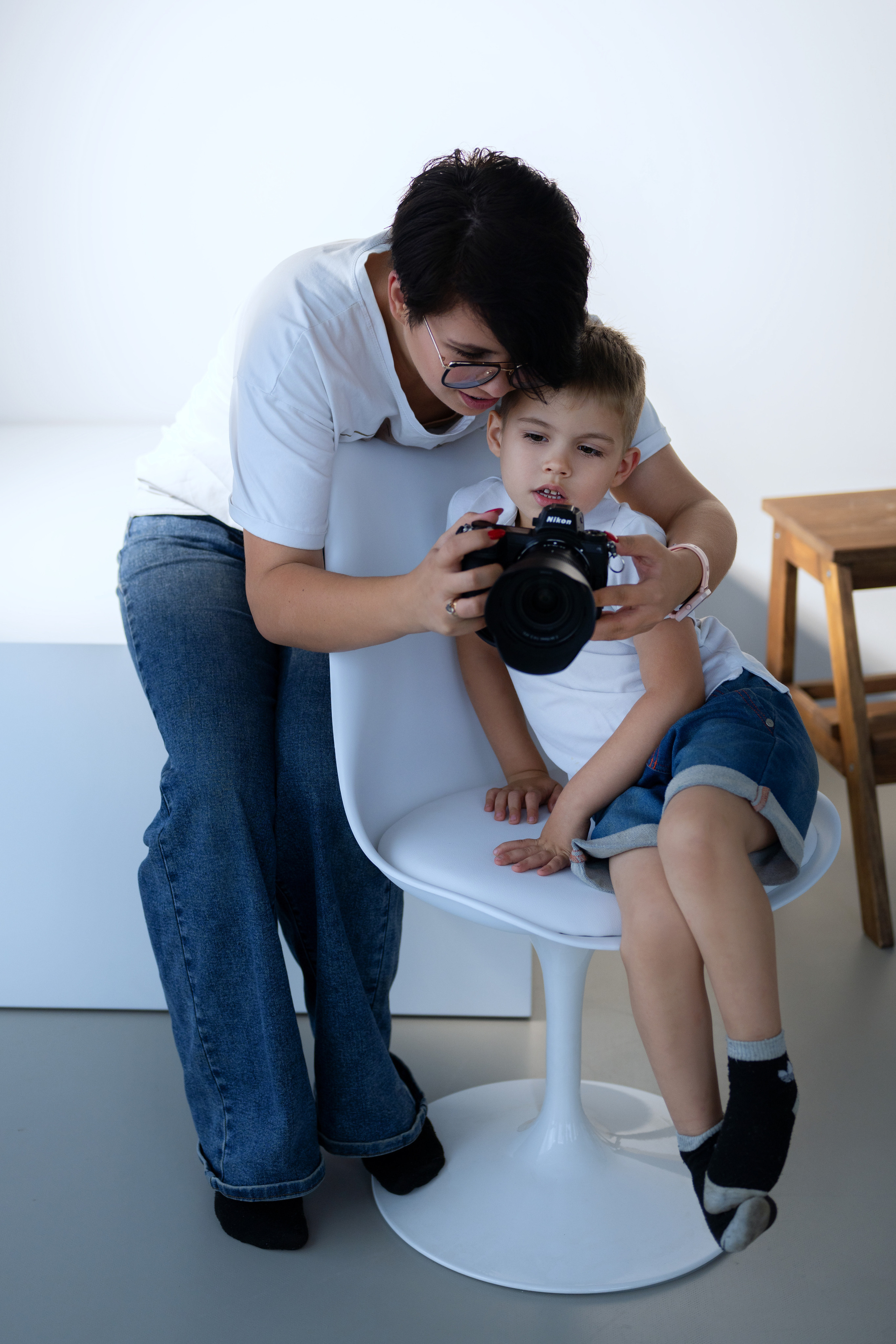 фотосессия мамы и сына с фотоаппаратом