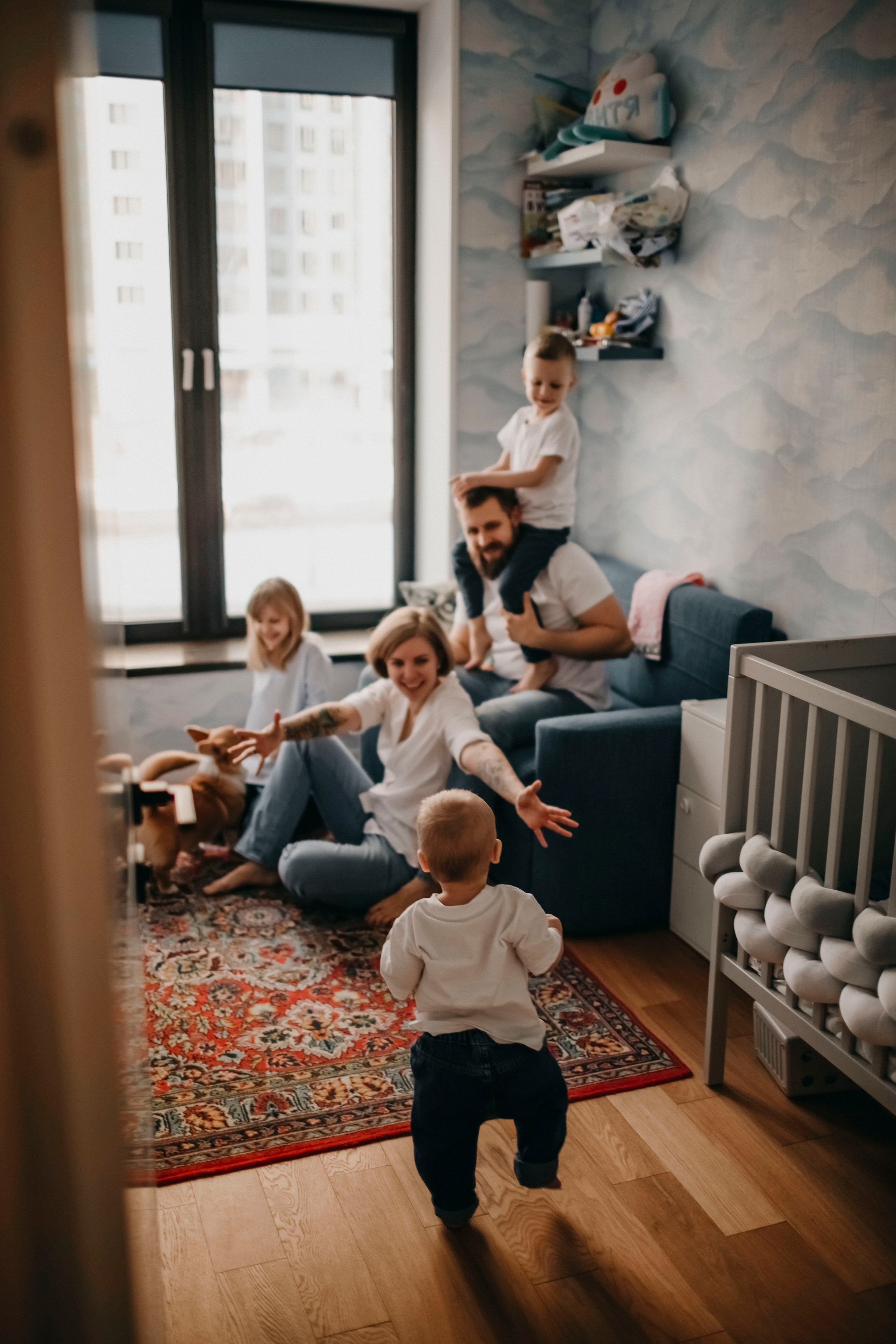 Счастливая  молодая семья  дома проводят время с детьми и фотографируются