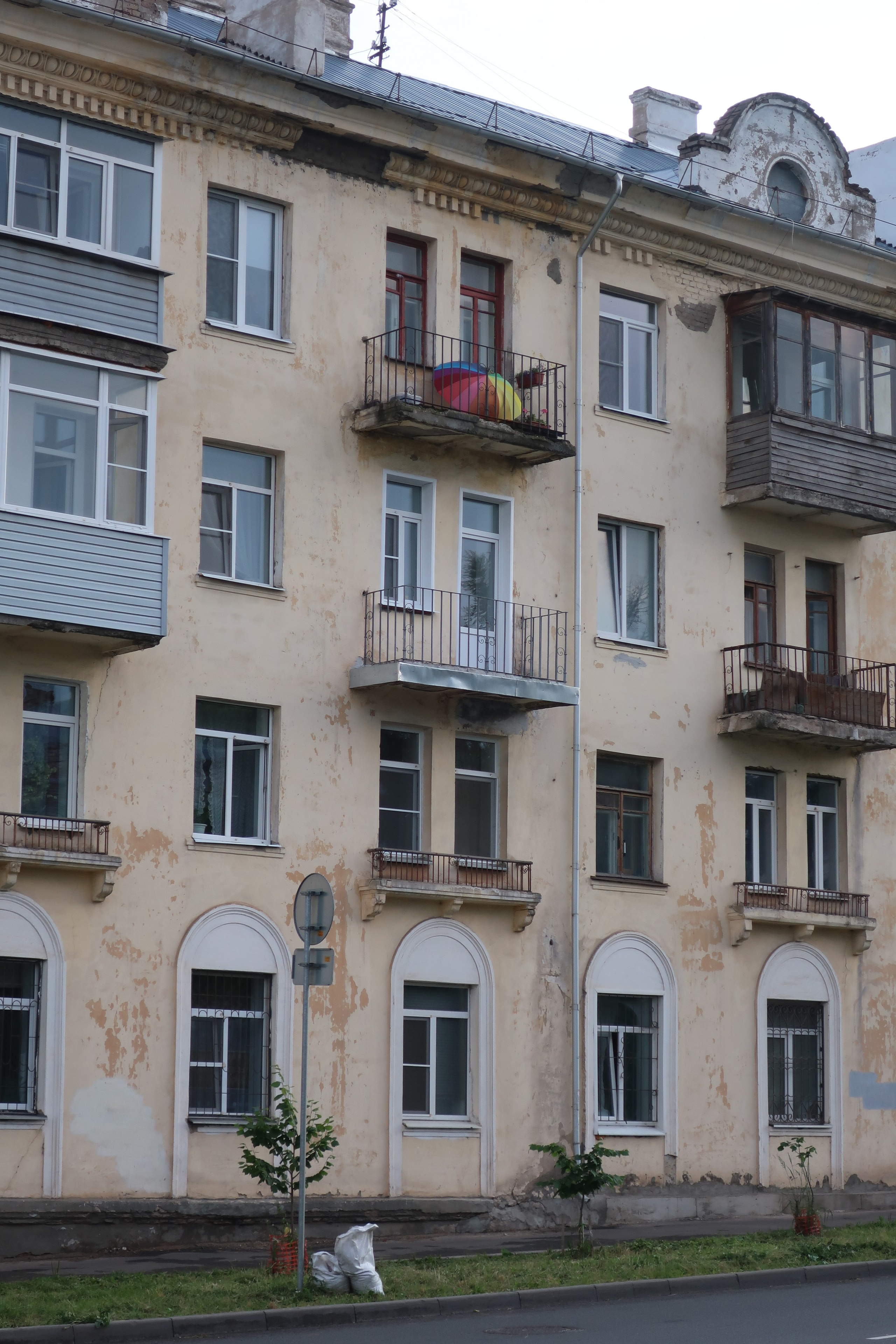 Фотопрогулка по дождливой Костроме, ч.2: улицы города и дворы. Проект «Фотокладовка»: блог уличной фотографии в формате street photo