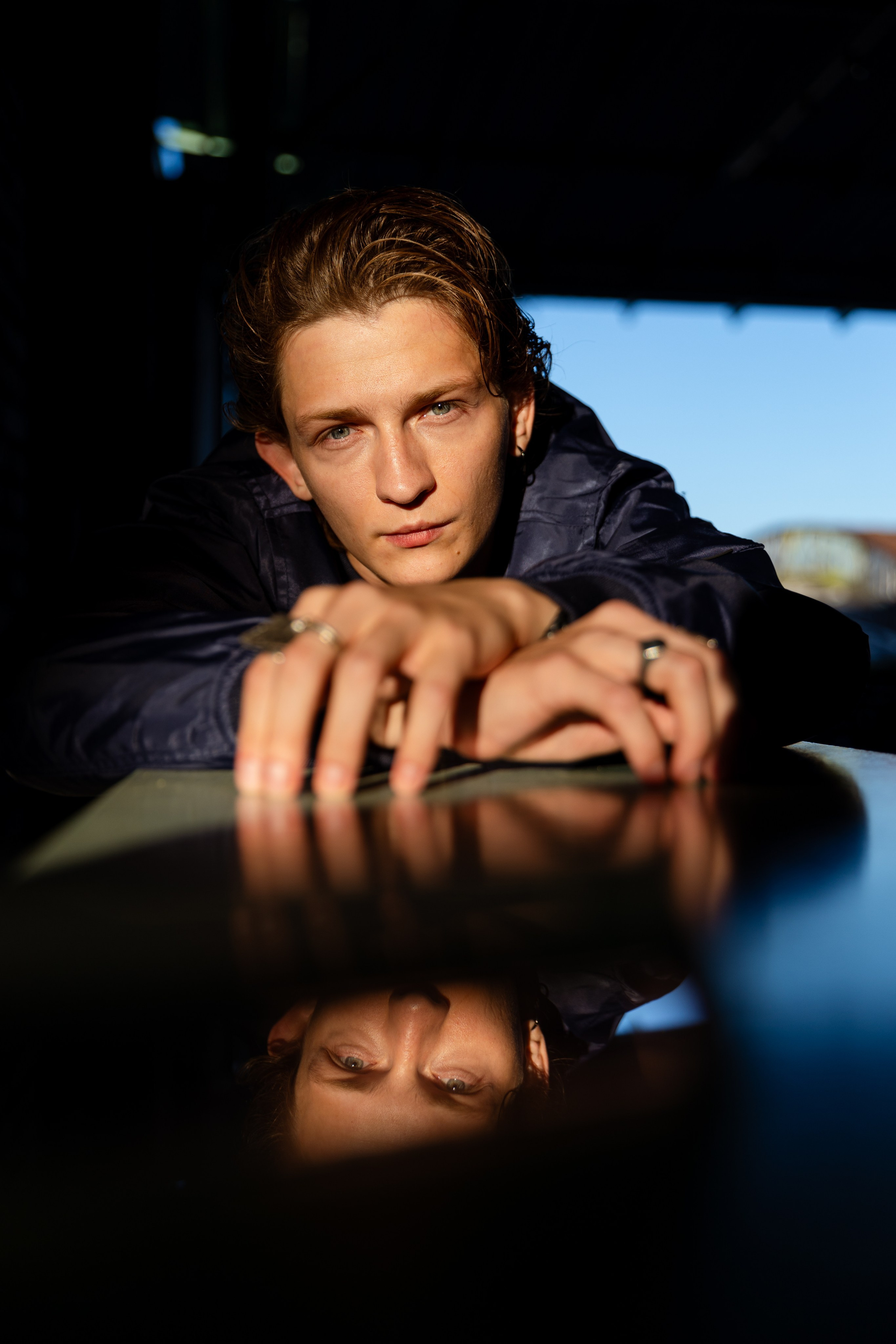 Парень в китайском костюме и весь веером на закате