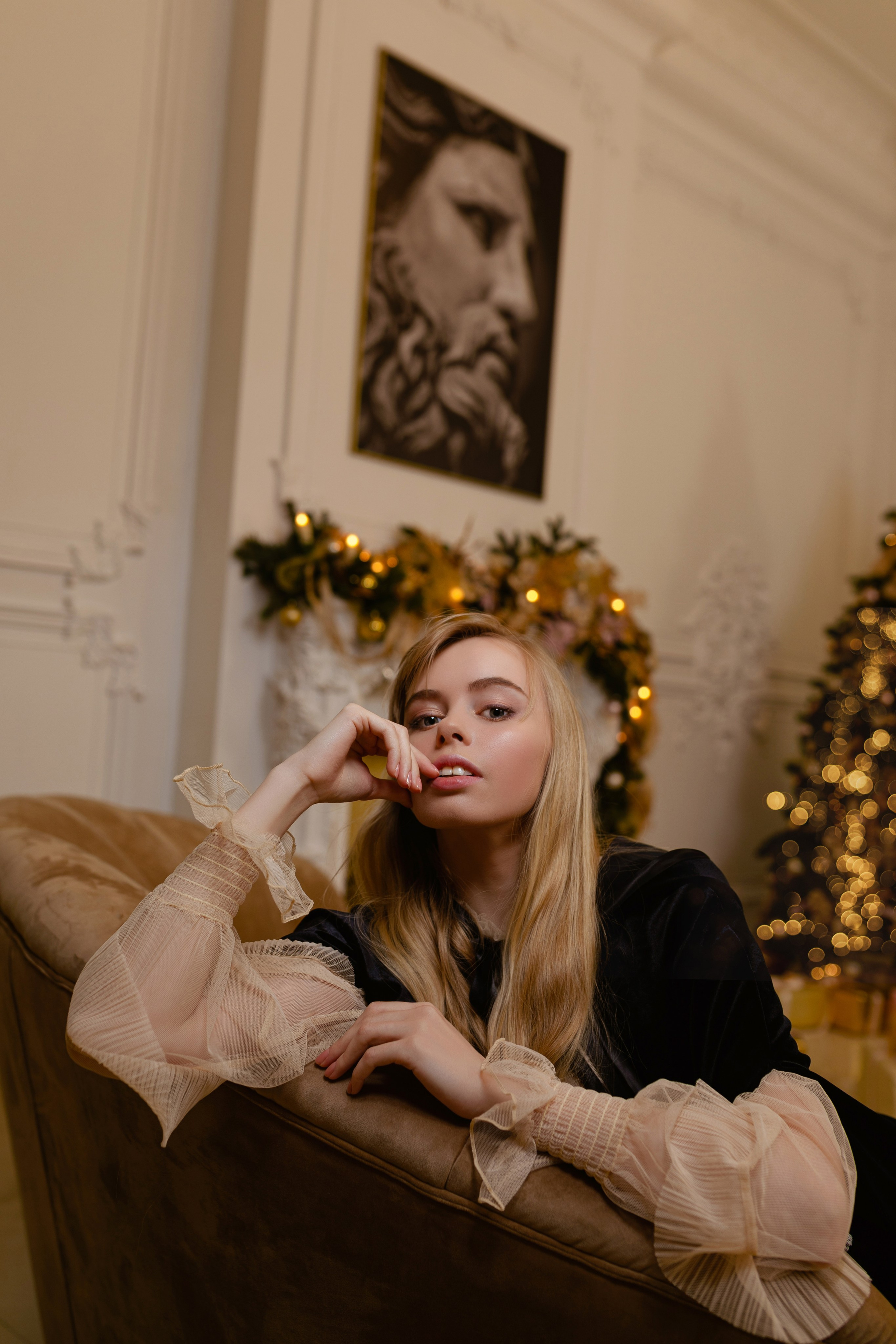 Девушка сидит на кресле в интерьерной новогодний студии в Москве