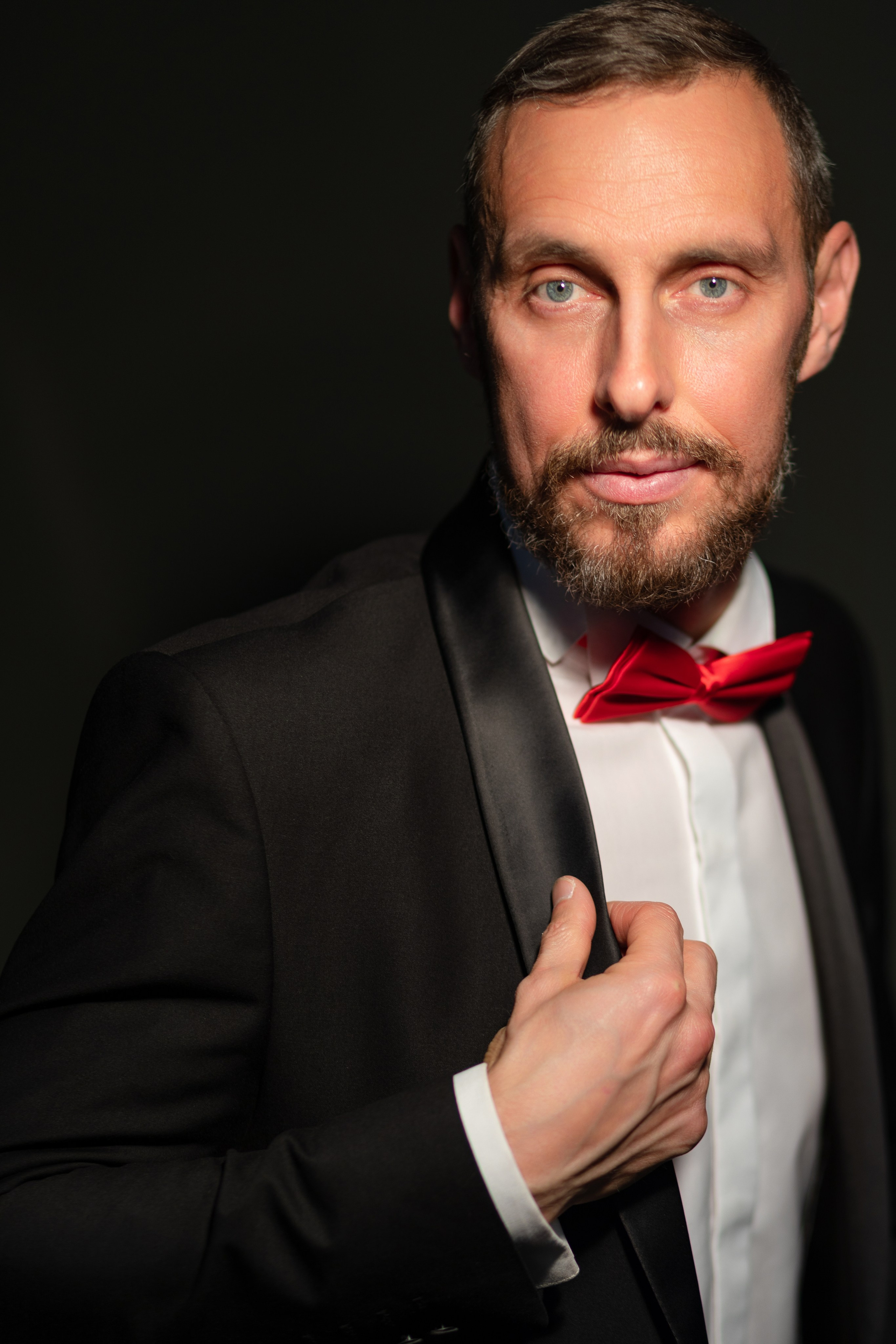 Мужской брутальный портрет студийных условиях