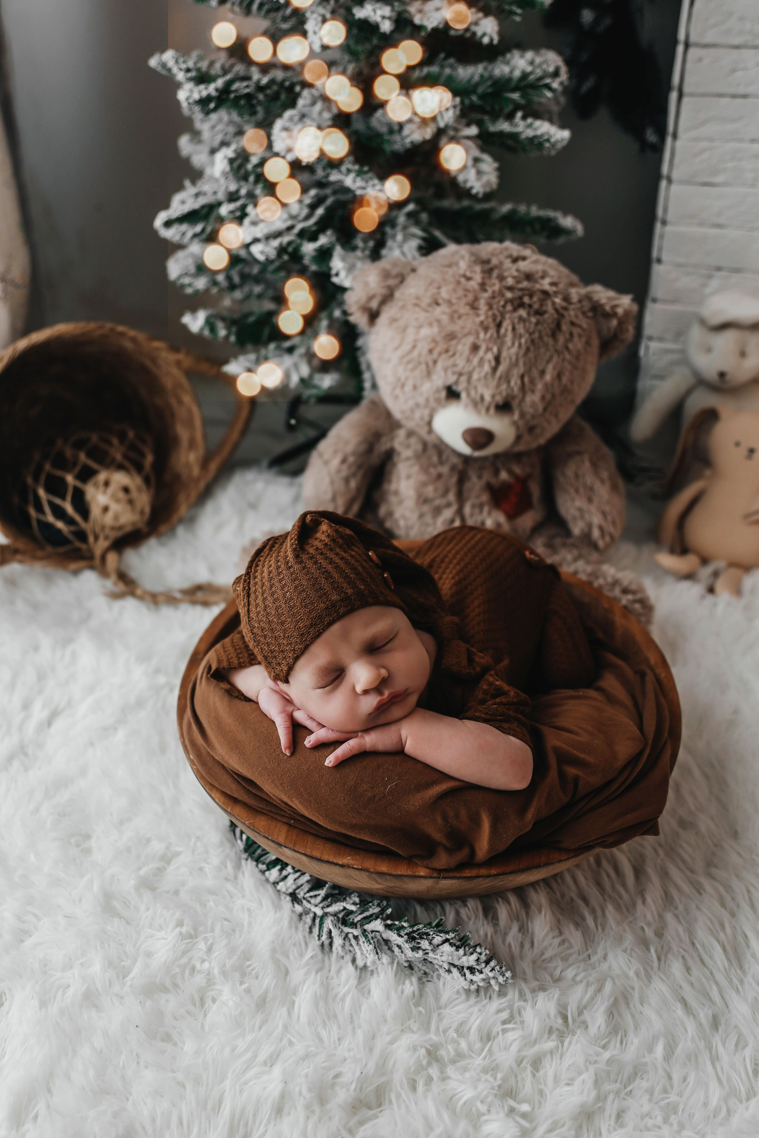 Новорожденный в реквизите в классической позировке