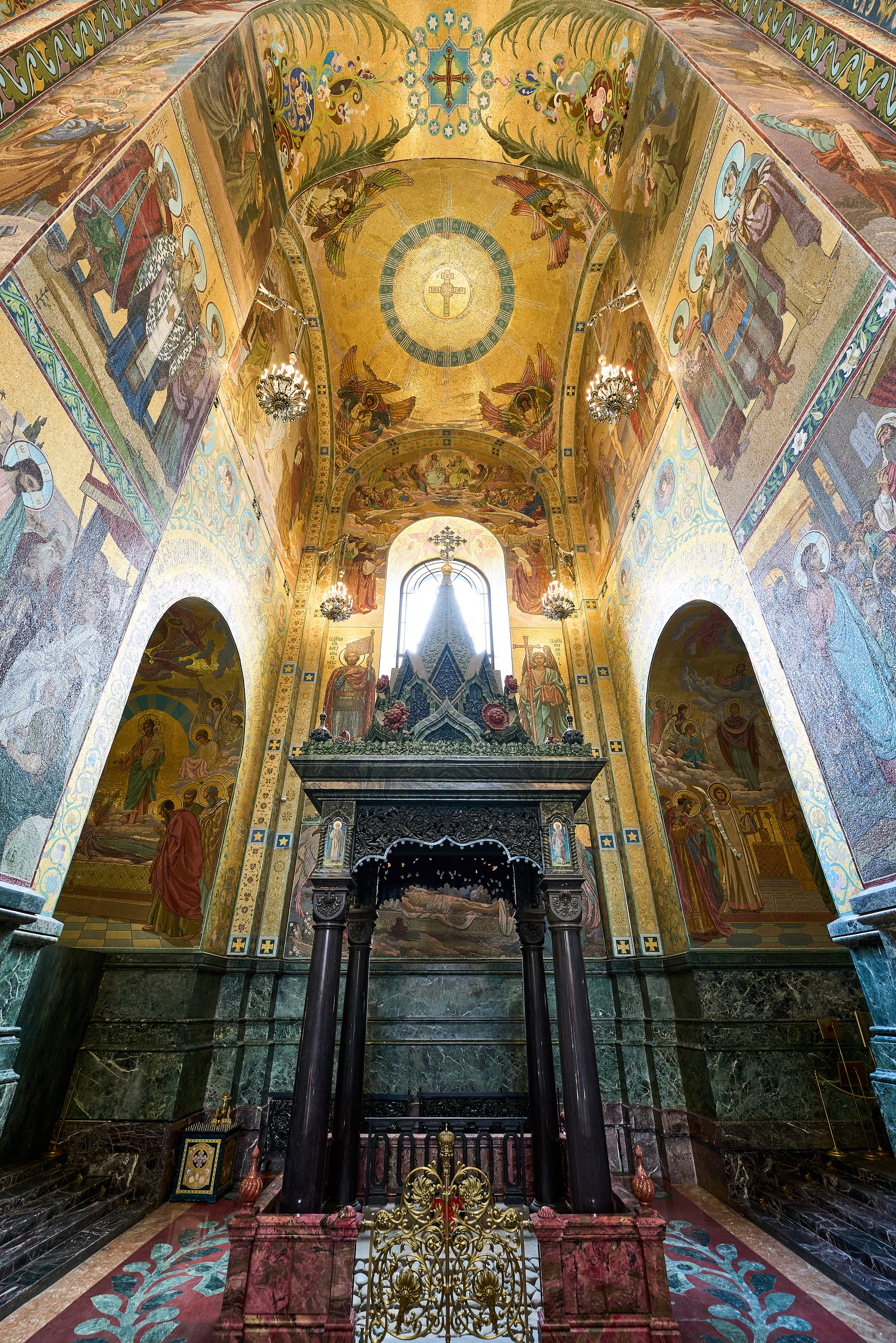 Интерьеры храма Спас на Крови