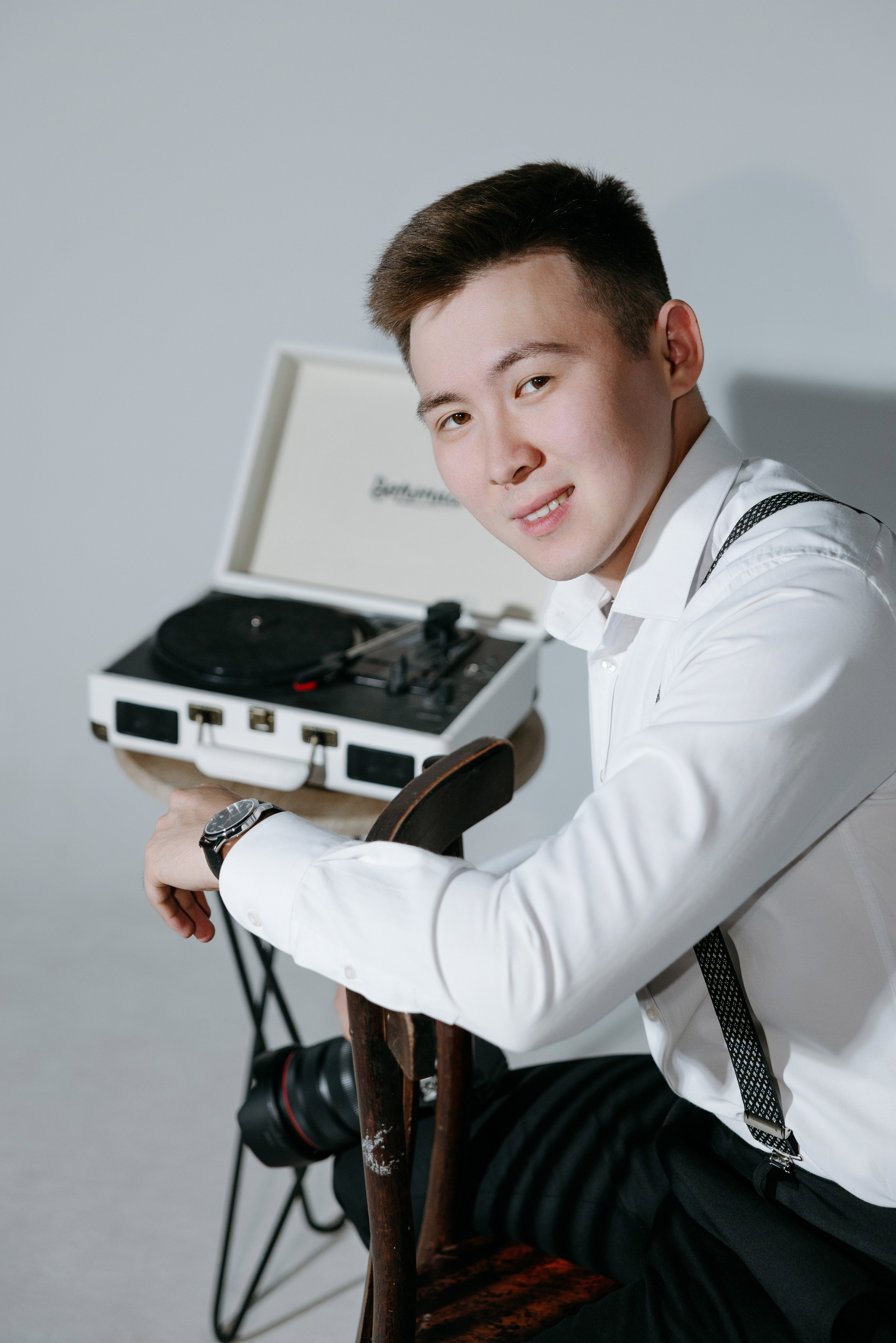 "Романтика и волшебство свадебного дня с фотографом Сембаевым Дауреном. Качественные свадебные фотоснимки в Астане и Алматы, созданные опытным профессионалом. Великолепные моменты счастья и эмоций, запечатленные на фотографиях Сембаева Даурена. Каждая фотография - уникальный рассказ о вашей истории любви, которая будет жить в ваших сердцах навсегда. Изящная композиция, нежное освещение и естественная красота в каждой фотографии. Доверьте свадебную фотосессию профессионалу и воплотите свои мечты в великолепных снимках с помощью Сембаева Даурена."