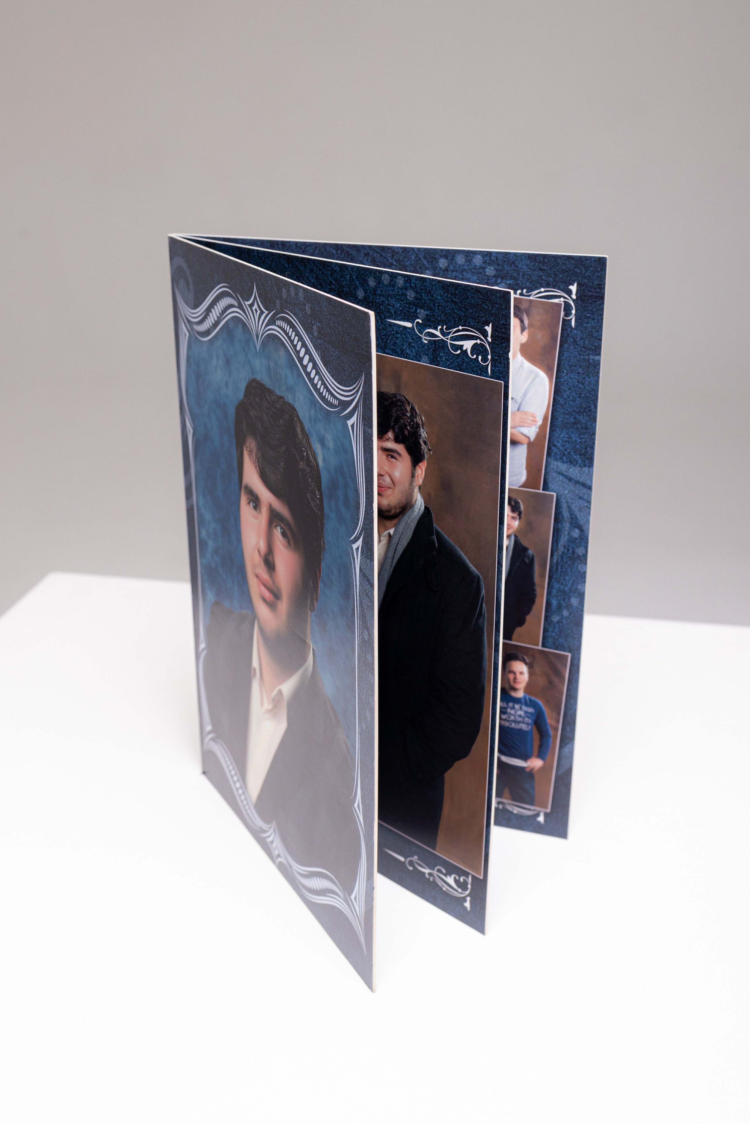 Алексей Баранов фотограф. Выпускной альбом. Виньетка. выпускной. Заказать школьный альбом в Караганде. Заказать выпускной альбом в Караганде. Караганда.  Портрет. групповые фото. Караганда. выпускное фото. выпускной 2026. выпускной 2027. выпускной 2028. оживающее фото. виньетка с оживлением. оживление. современный альбом. альбом. выпускные. садик выпускной. 1 класс. школьный портрет.  Счастливые лица студентов, эмоции радости и гордости, конец учебного года. Студенты. Школа. Каргу, Каргту. выпускной старших классов. 4 класс. выпускной 4 класс. школьная виньетка в Караганде. Выпускные фото в студии. съемка в студии. выпускная лента. Детская фотография. детский альбом. выпускной садика. 