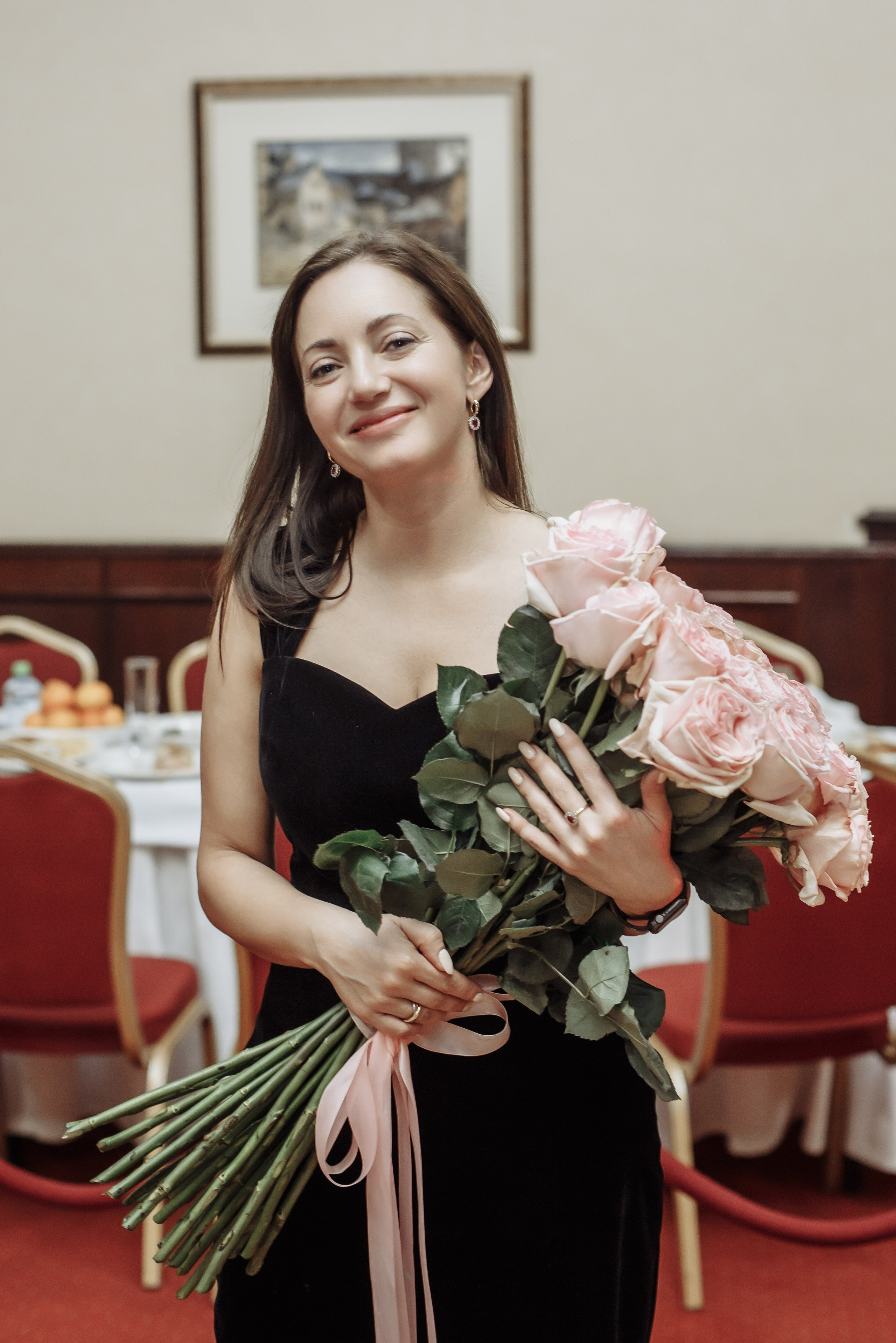 Юбилей жены, муж подарил большой букет роз, фото и видео съёмка дней рождений и корпоративом, забронировать дату съёмки мероприятия можно на этой странице