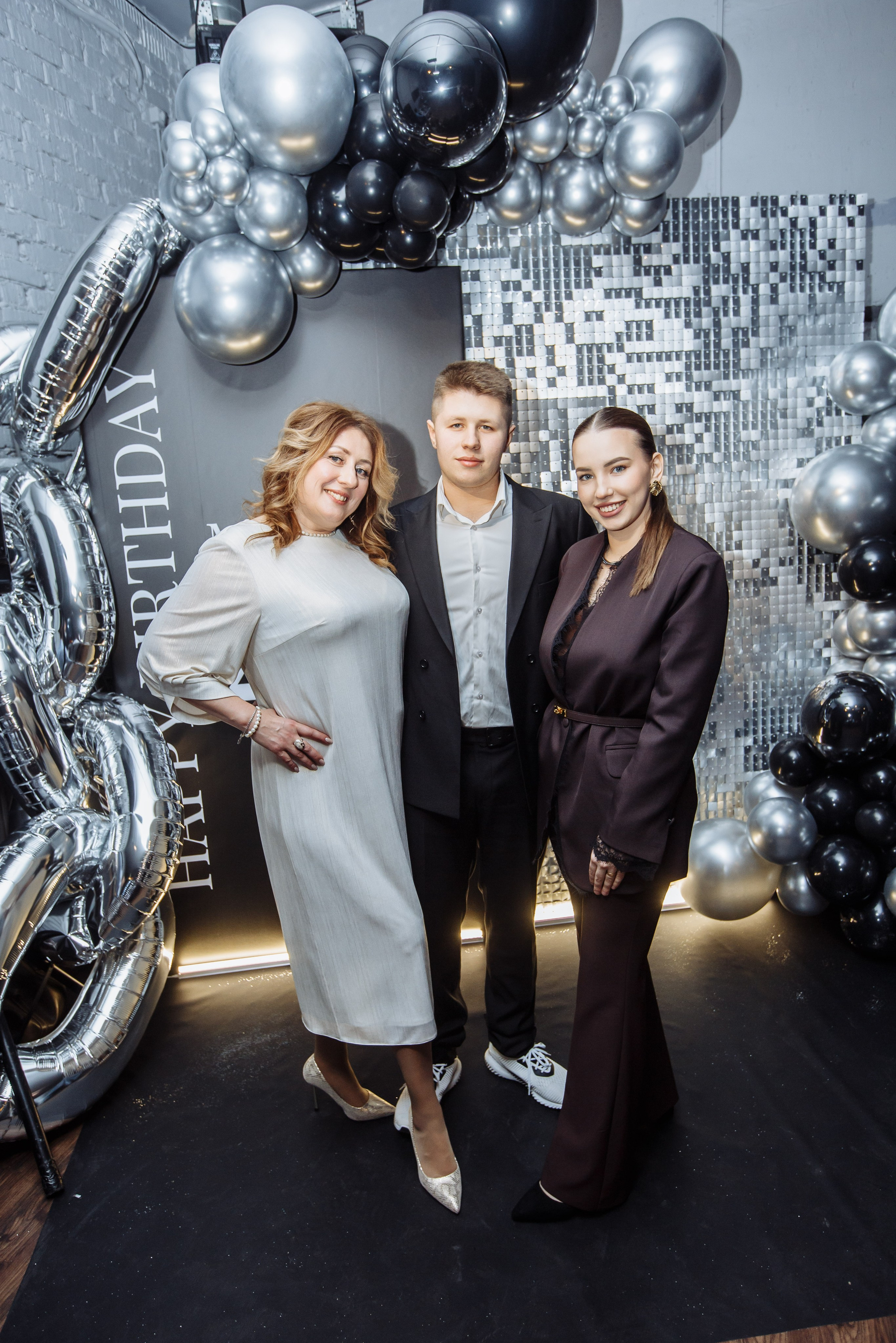 Фотографии на фоне баннера юбиляра, интересно на микрофон записывать нежные поздравления юбиляру, подробнее на сайте